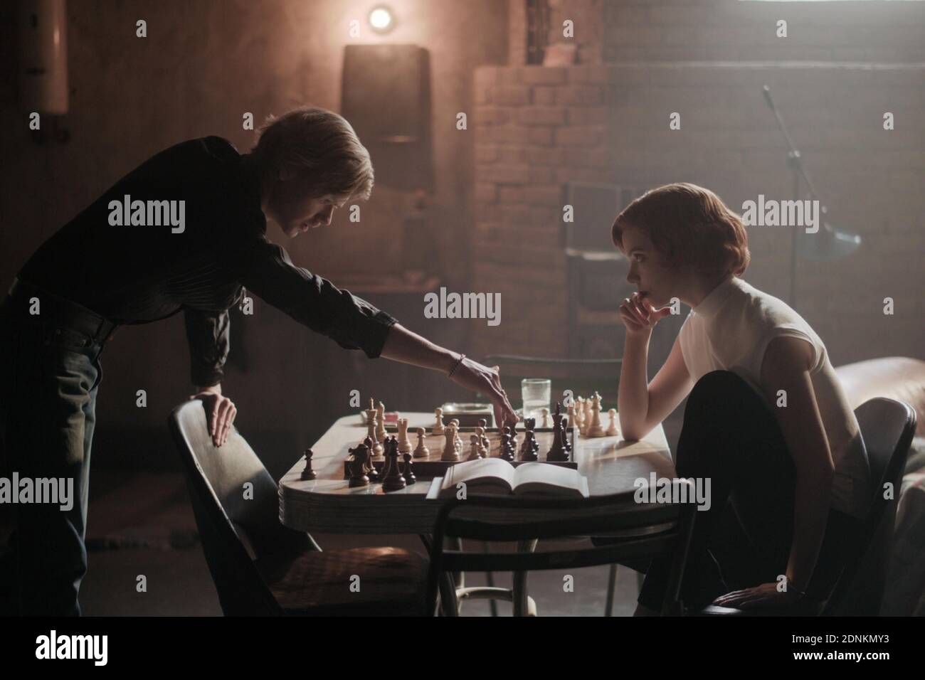 THOMAS BRODIE-SANGSTER and ANYA TAYLOR-JOY in THE QUEEN'S GAMBIT (2020), directed by ALLAN SCOTT and SCOTT FRANK. Credit: FILMCRAFT/WONDERFUL FILMS/NETFLIX / Album Stock Photo