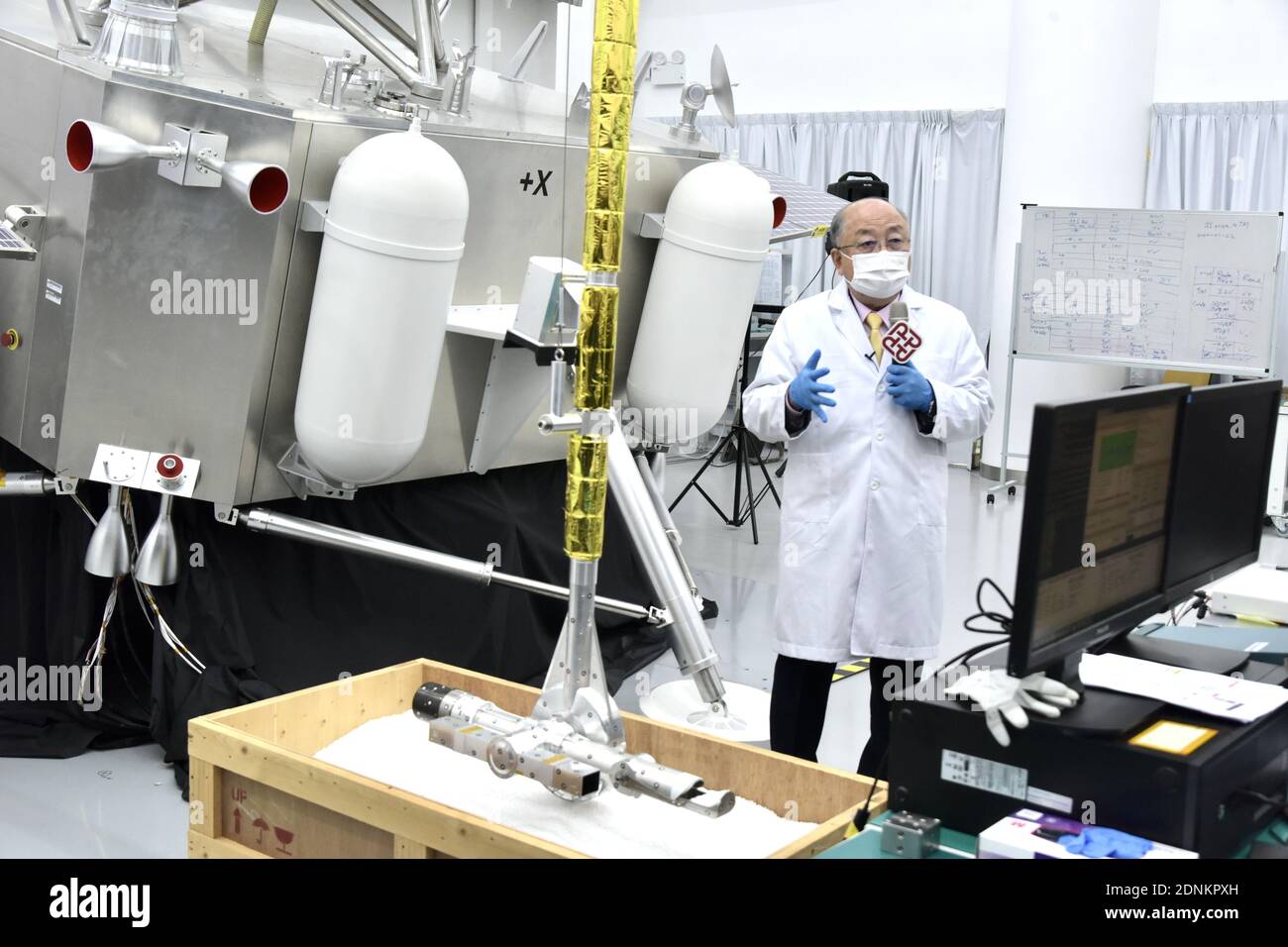 Hongkong, China. 17th Dec, 2020. The professor of The Hong Kong Polytechnic University shows the soil collection unit of Chang'e 5 probe in Hongkong, China on 17th December, 2020.(Photo by TPG/cnsphotos) Credit: TopPhoto/Alamy Live News Stock Photo