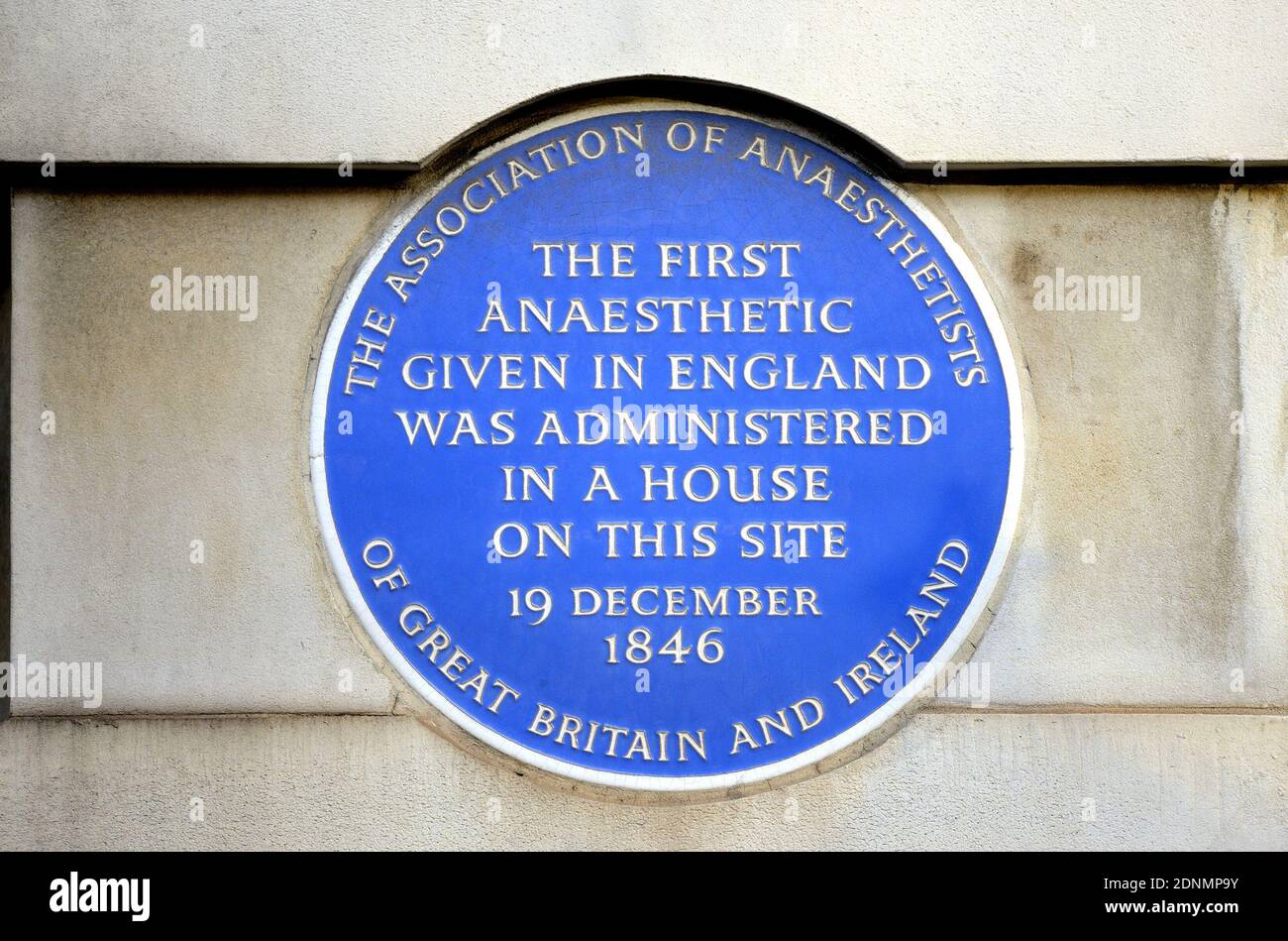 London, UK. Commemorative plaque at 24 Gower Street: 'The first anaesthetic given in England was administered in a house on this site 19 December 1846 Stock Photo