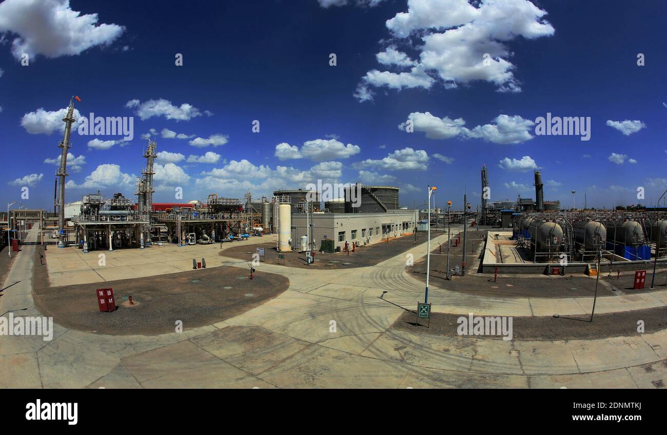 Oil and gas treatment station Stock Photo Alamy