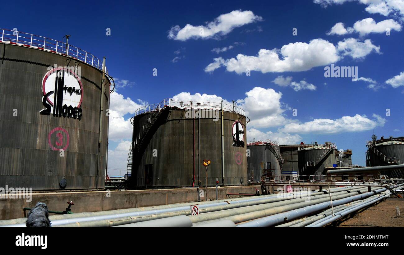 Oil and gas treatment station Stock Photo Alamy