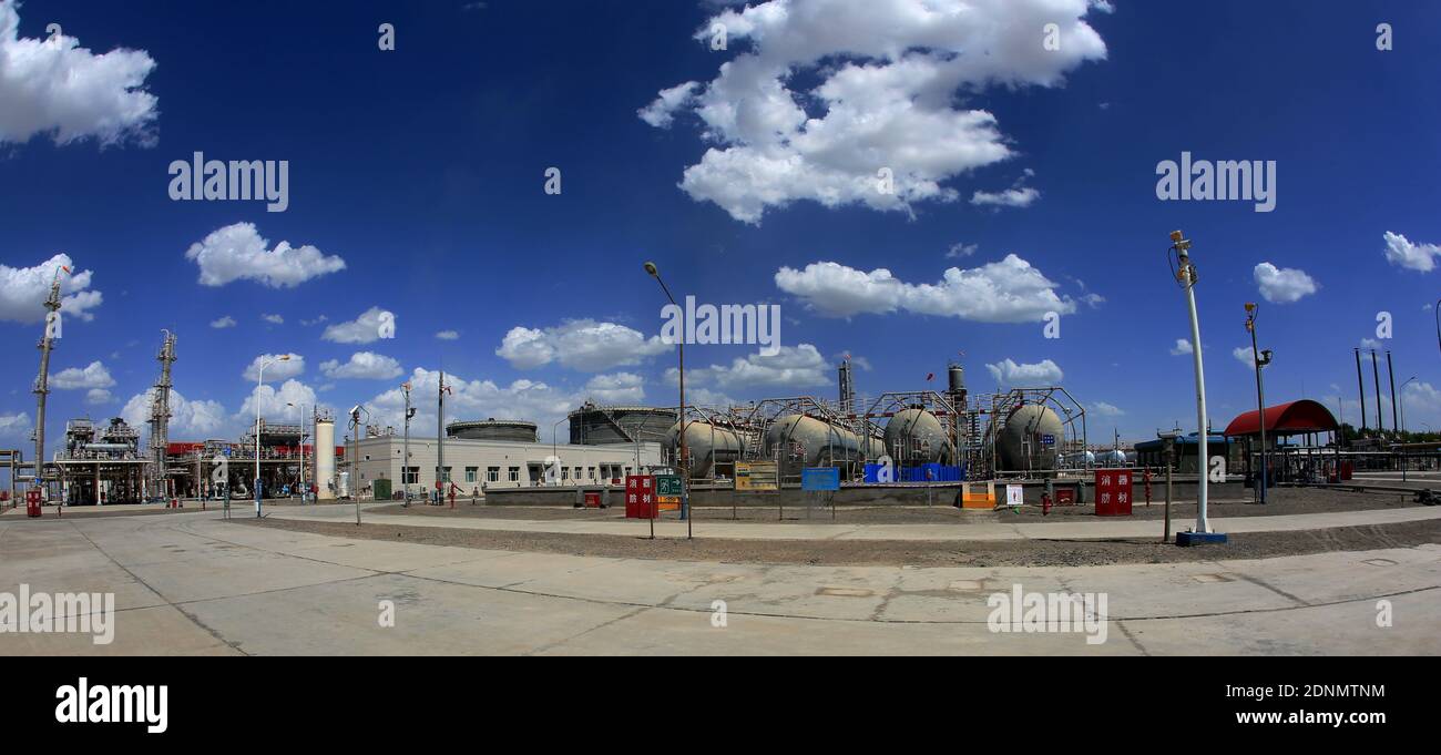 Oil and gas treatment station Stock Photo Alamy