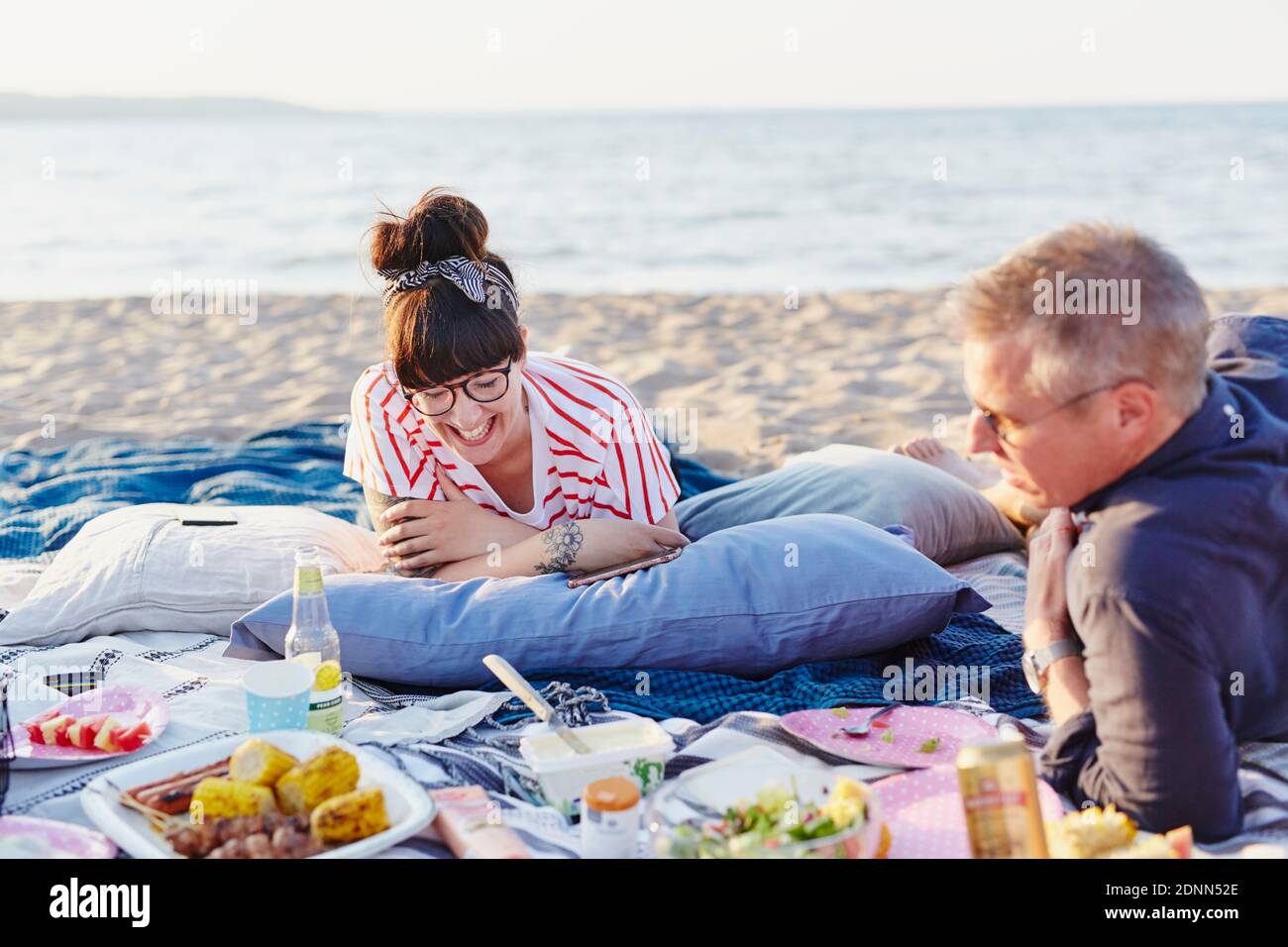Picnic friends beach hi-res stock photography and images - Alamy