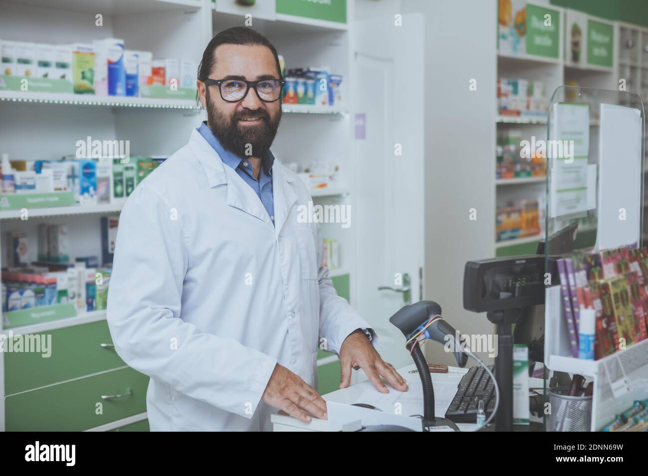 Pharmacist behind counter hi-res stock photography and images - Alamy
