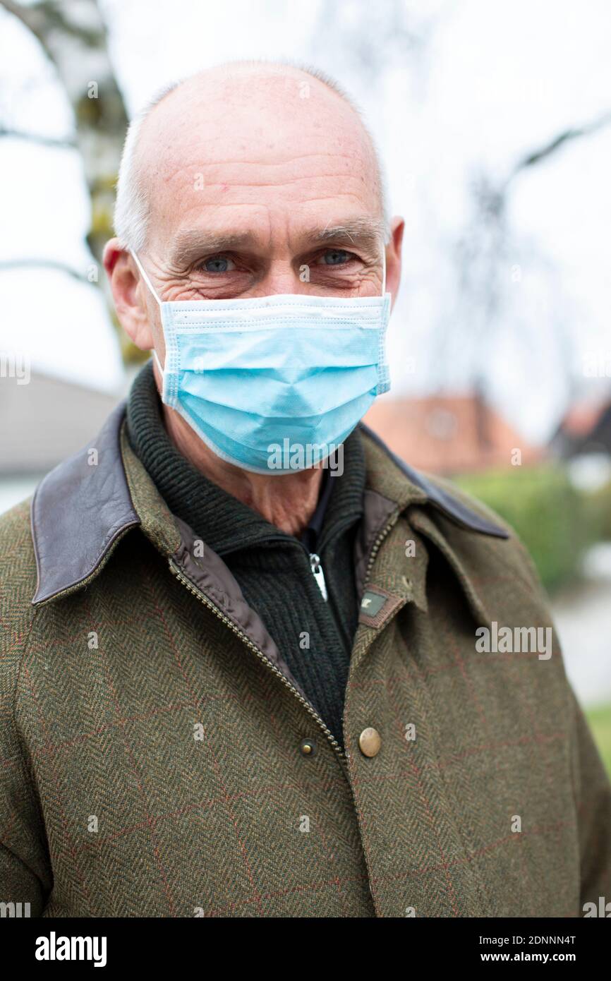 Old people wearing face mask hi-res stock photography and images - Alamy