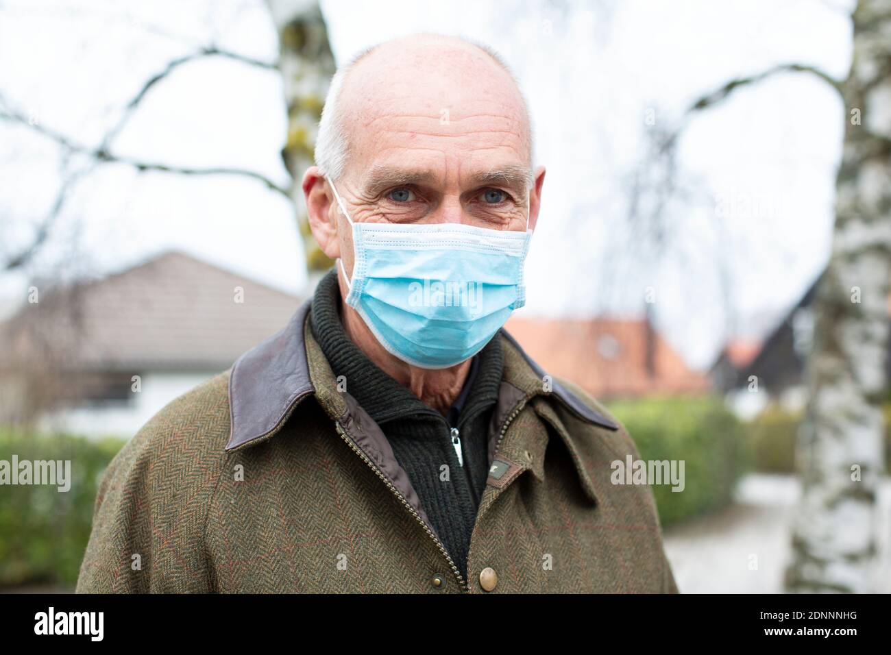 Old people wearing face mask hi-res stock photography and images - Alamy