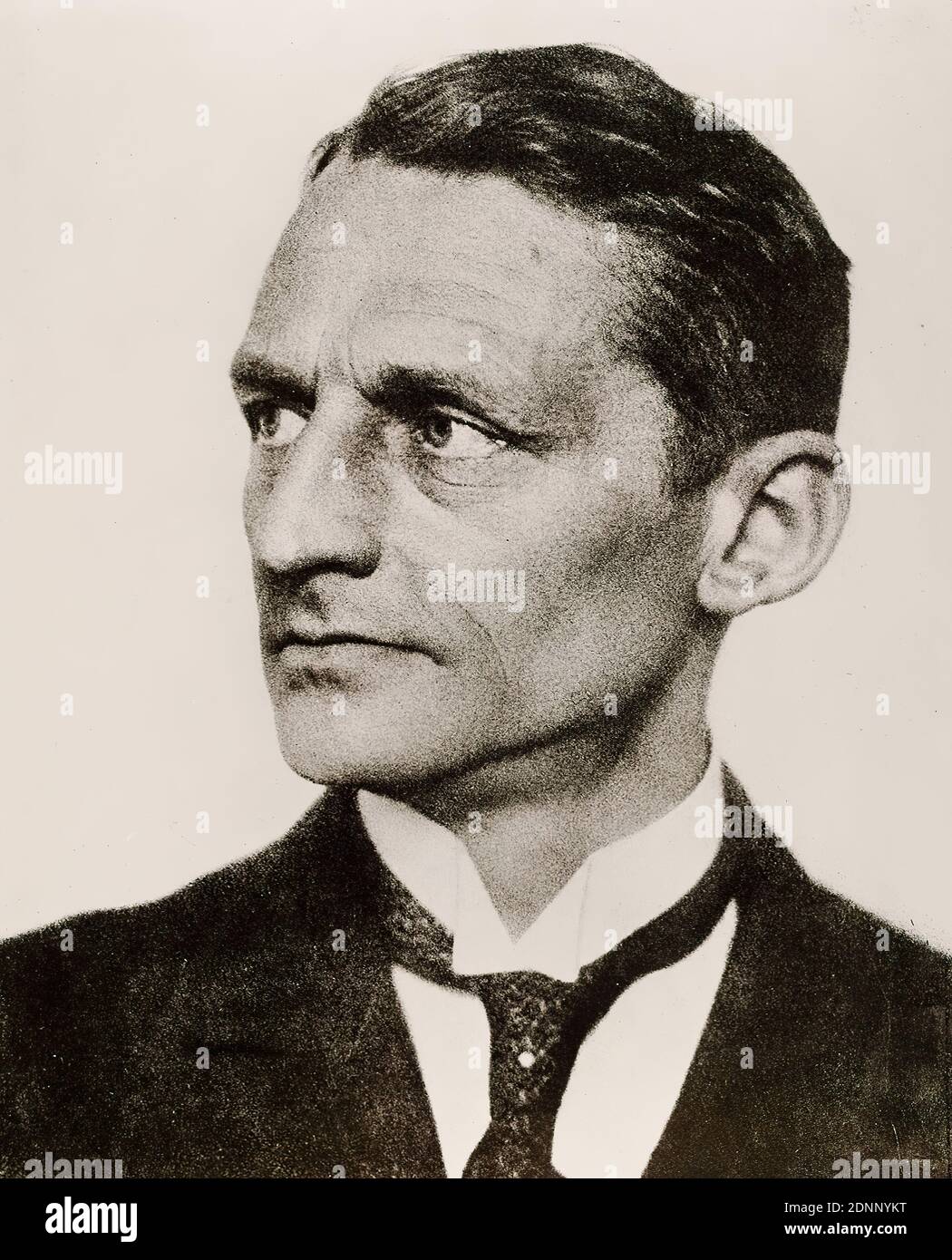 Hugo Erfurth, Max Sauerlandt, silver gelatin paper, black and white positive process, image size: height: 29.3 cm; width: 23.7 cm, inscribed: verso and: in lead: 38760, stamp: verso and in the middle: copyright stamp of the Staatliche Landesbildstelle Hamburg probably used to mark press photos, portrait photography, portrait, man, humanities, At the beginning of the 20th century, Hugo Erfurth was one of the most famous professional photographers in Germany, along with Rudolph Dührkoop and Nicola Perscheid. After completing an apprenticeship as a photographer, he opened his own studio in Dresde Stock Photo