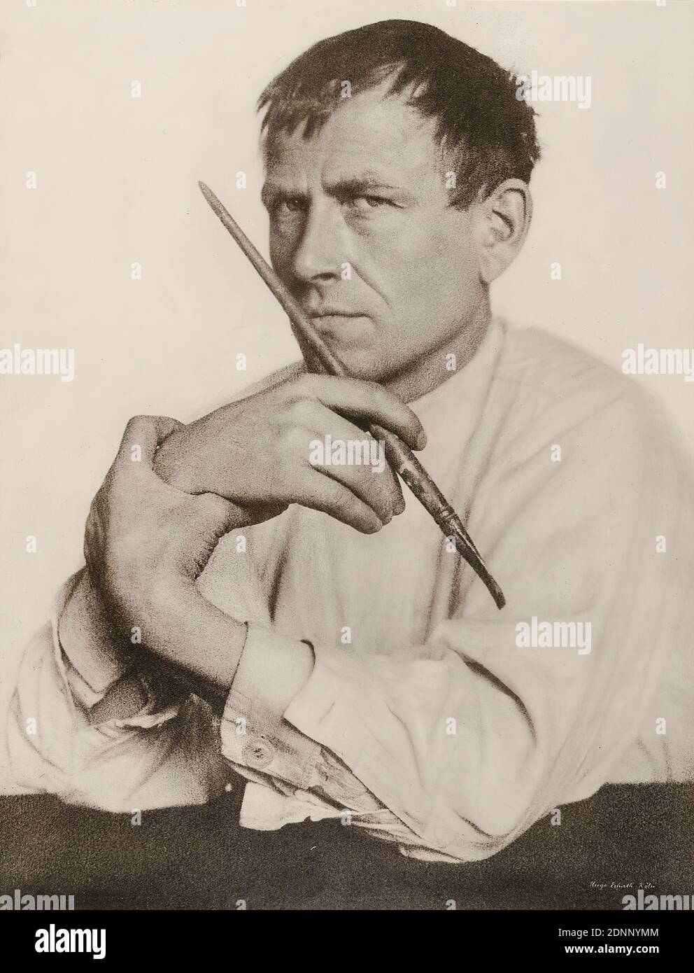Hugo Erfurth, Otto Dix, from the album Ausstellung Hugo Erfurth - Bildnisse aus dem XX. Jahrhundert, Konstanz 1949, Staatliche Landesbildstelle Hamburg, collection on the history of photography, paper, oil print, image size: height: 29.6 cm; width: 22.7 cm, signed and inscribed, eingeritzt: Hugo Erfurth, Cologne, inscribed: Passepartout verso: upper left in lead: 38, lower right in lead: Repro-Nr, portrait photography, portrait, artist, painting, At the beginning of the 20th century, Hugo Erfurth was one of the most famous professional photographers in Germany, alongside Rudolph Dührkoop Stock Photo