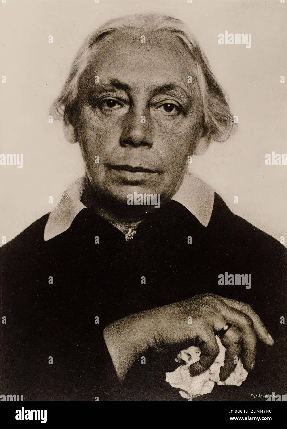Hugo Erfurth, Käthe Kollwitz, from the album Ausstellung Hugo Erfurth - Bildnisse aus dem XX. Jahrhundert, Konstanz 1949, paper, oil print, image size: height: 29,5 cm; width: 21,2 cm, signed and inscribed: recto u. re.: eingeritzt: Hugo Erfurth, Cologne, Label: Passepartout recto u. in the middle: in typescript on Japan paper: H u g o E r f u r t h, 'Käthe Kollwitz', Portrait photography, portrait, artist, woman, portrait, self-portrait of an artist, At the beginning of the 20th century, Hugo Erfurth was one of the most famous professional photographers in Germany, alongside Rudolph Dührkoop Stock Photo