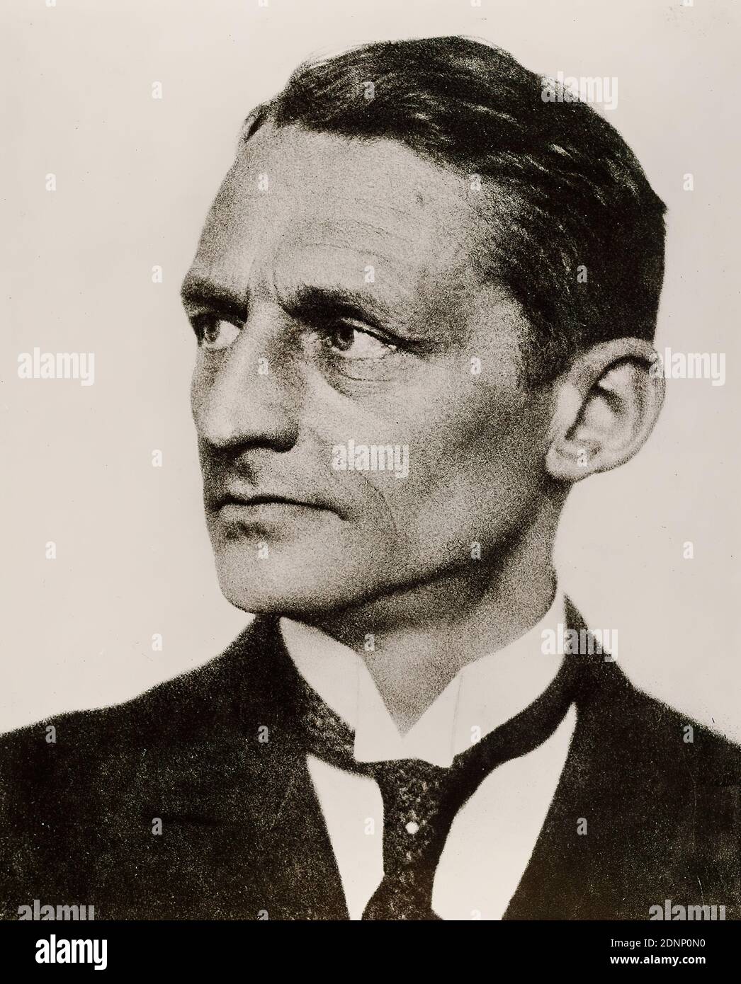 Hugo Erfurth, Max Sauerlandt, silver gelatin paper, black and white positive process, image size: height: 29.3 cm; width: 23.7 cm, in lead: repro; 559, 14, stamp: verso and in the middle: copyright stamp of the Staatliche Landesbildstelle Hamburg presumably to identify press photos, portrait photography, portrait, man, humanities, At the beginning of the 20th century, Hugo Erfurth was one of the most famous professional photographers in Germany, alongside Rudolph Dührkoop and Nicola Perscheid. After completing an apprenticeship as a photographer, he opened his own studio in Dresden at the age Stock Photo