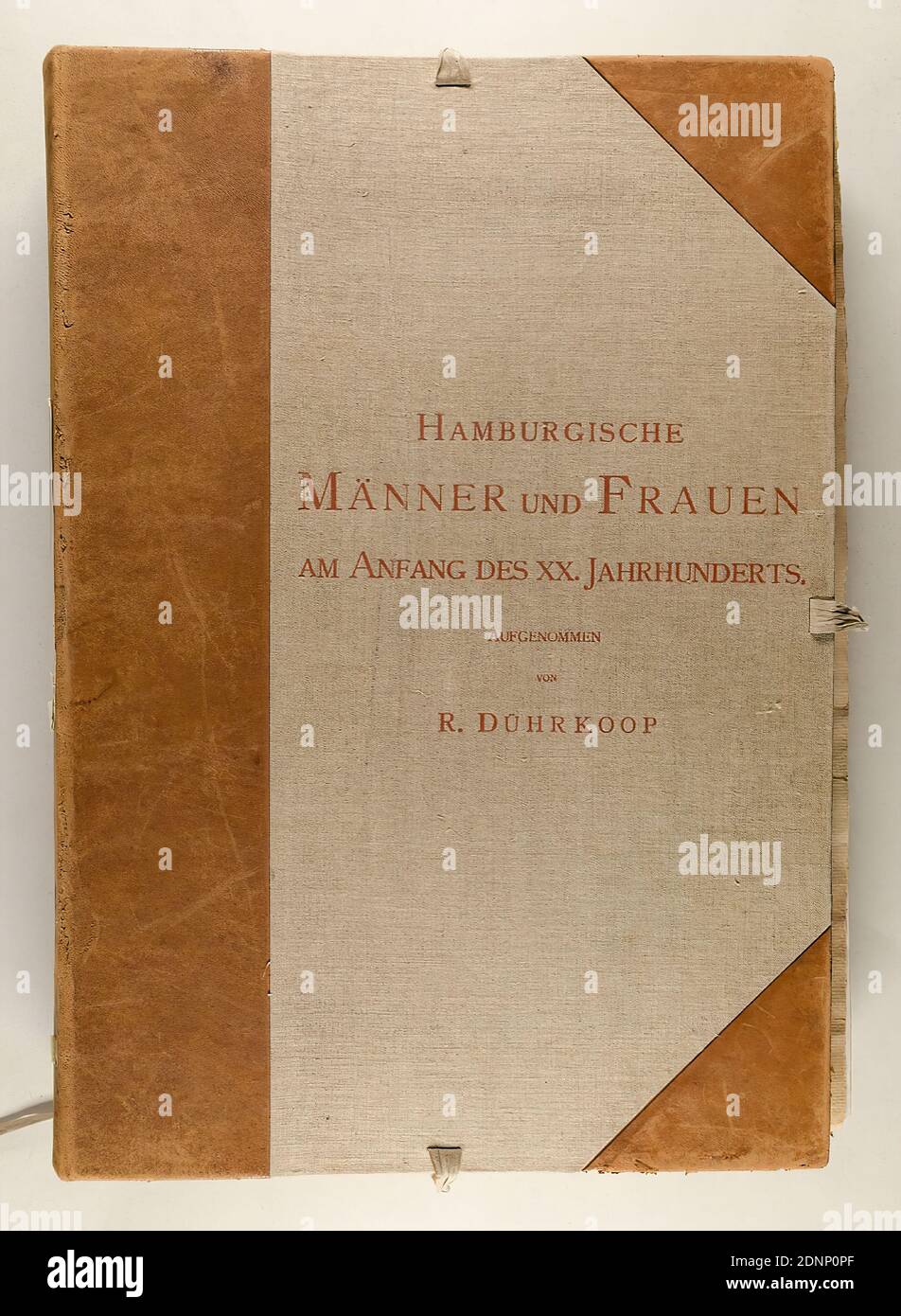 Rudolph Dührkoop, Hamburg Men and Women at the Beginning of the XXth Century. Camera portraits, Staatliche Landesbildstelle Hamburg, collection on the history of, paper, cardboard, linen fiber, leather, heliogravure, letterpress, Total (folder outside): Height: 48,50 cm; Width: 33,50 cm; Depth: 6,00 cm, portrait photography, portrait, historical person, folder Hamburgische Männer und Frauen am Anfang des XX. Camera Portraits - Photographed, etched in copper and printed by Rudolph Dührkoop Hamburg 1905 with 130 heliogravures with portraits of Hamburg personalities Stock Photo