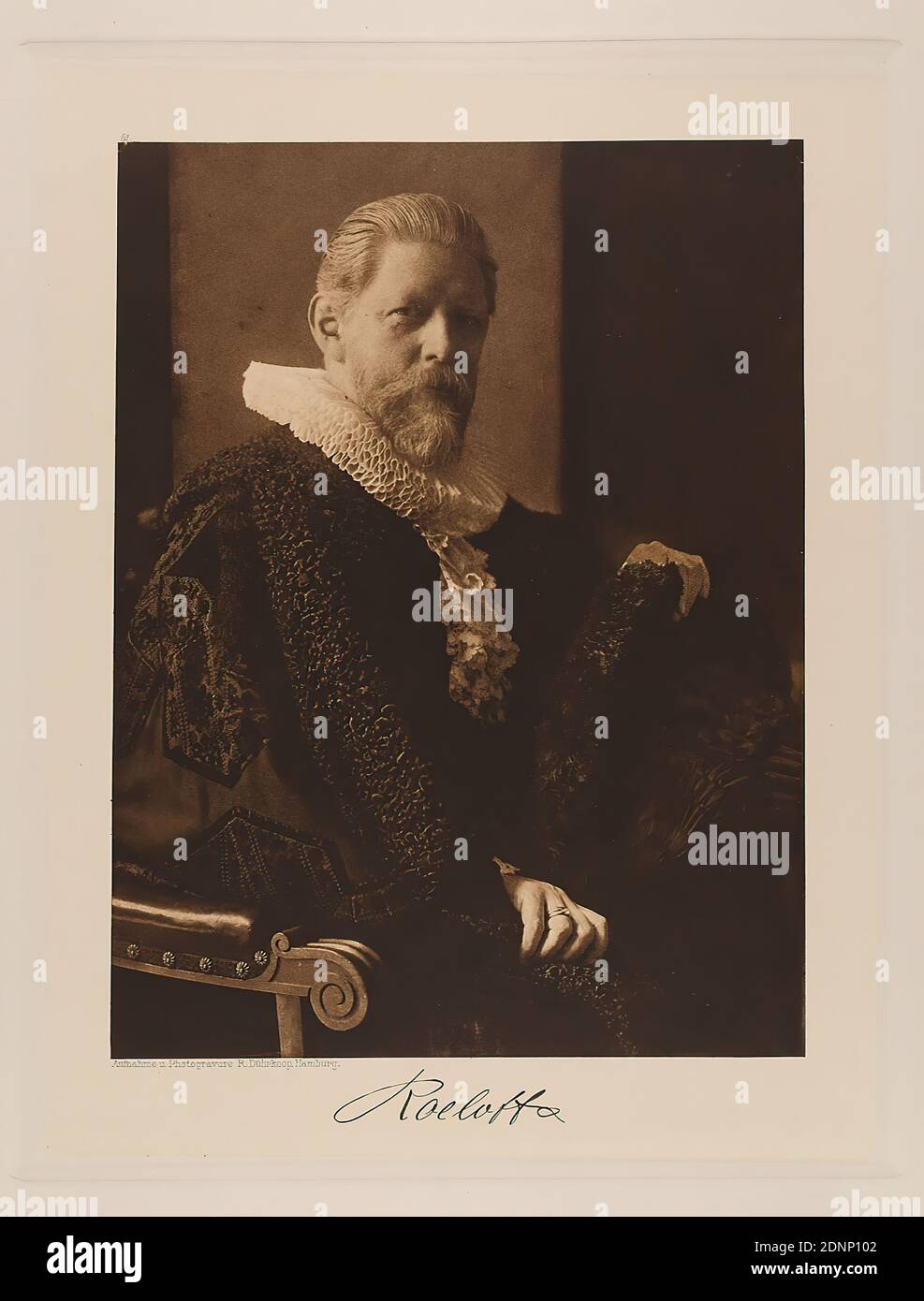 Rudolph Dührkoop, syndicus H. A. Roeloffs from the portfolio Hamburgische Männer und Frauen am Anfang des XX. Jahrhunderts, paper, heliogravure, picture size: height: 22,00 cm; width: 16,20 cm, signed: recto below the picture: Exposed signature of the sitter, inscribed: recto: engraved on printing plate, below the picture: photograph and photogravure R. Dührkoop, Hamburg, top left above picture 51; top right in the corner in lead:22, stamp: recto: handwritten addition: Inv.Nr. and reference to repro, portrait photography, portrait, half profile (three-quarter view) Stock Photo