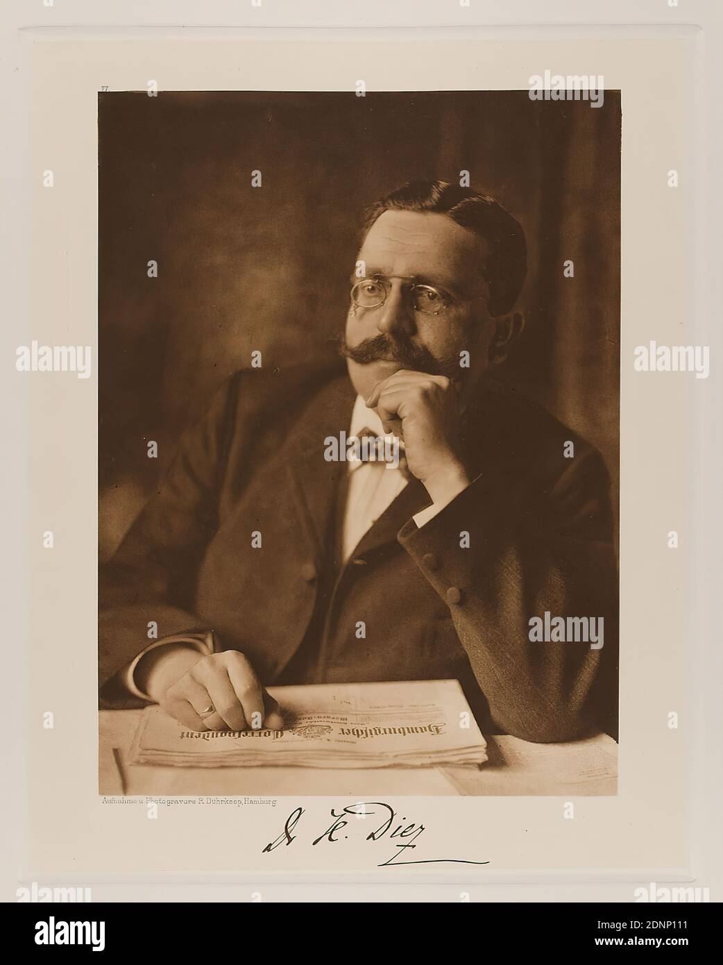 Rudolph Dührkoop, Dr. H. Diez, Editor-in-Chief of the Hamburgischer Correspondent from the portfolio Hamburgische Männer und Frauen am Anfang des XX. Century, Staatliche Landesbildstelle Hamburg, collection on the history of photography, paper, heliogravure, picture size: Height: 22 cm; width: 16,3 cm, signed: recto below the picture: Exposed signature of the sitter, inscribed: recto: engraved on printing plate, below the picture: photograph and photogravure R. Dührkoop, Hamburg, top left above picture 77; top right in the corner noted in lead:47 Stock Photo