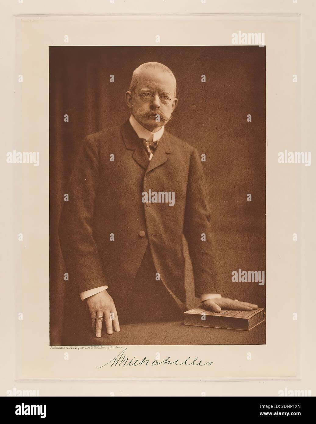 Rudolph Dührkoop, Alfred Michahelles i. F. Michahelles, Chairman of the Chamber of Commerce and member of the Bürgerschaft from the portfolio Hamburgische Männer und Frauen am Anfang des XX. Jahrhunderts, Staatliche Landesbildstelle Hamburg, collection on the history of photography, paper, heliogravure, image size: height: 21,90 cm; width: 15,90 cm, signed: recto below the image: imprinted signature of the sitter, inscribed: recto: engraved on printing plate, below the image: photograph and photogravure R. Dührkoop, Hamburg, upper right in the corner in lead: 81, stamp: recto: handwritten Stock Photo