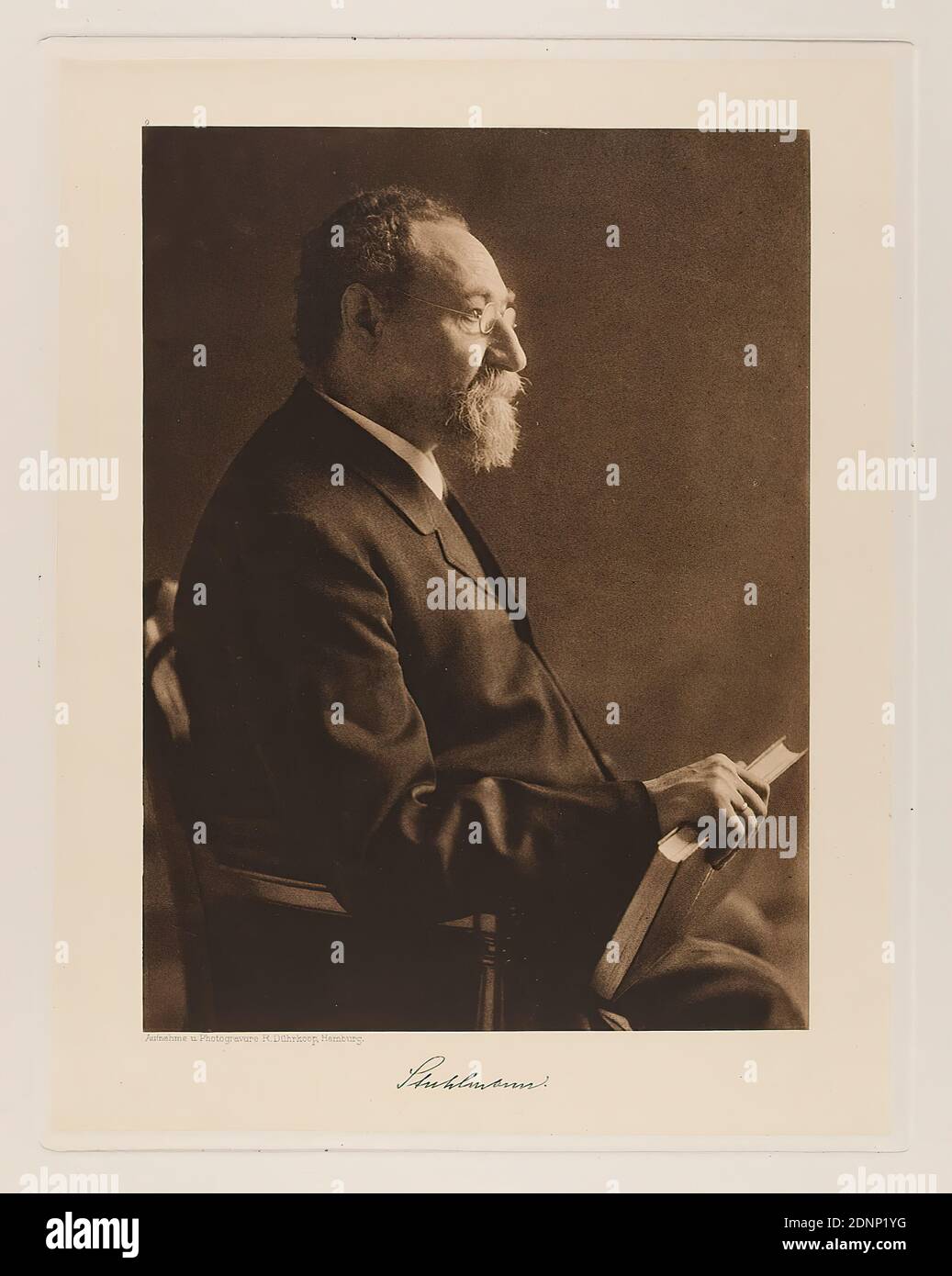 Rudolph Dührkoop, Dr. phil. E. J. A. Stuhlmann, school councillor and head of the vocational school from the portfolio Hamburgische Männer und Frauen am Anfang des XX. Jahrhunderts, Staatliche Landesbildstelle Hamburg, collection on the history of photography, paper, heliogravure, image size: height: 22,20 cm; width: 16,30 cm, signed: recto below the image: imprinted signature of the sitter, inscribed: recto: engraved on printing plate, below the image: photograph and photogravure R. Dührkoop, Hamburg, top left above picture 9; top right in the corner noted in lead: 116, stamp: recto Stock Photo
