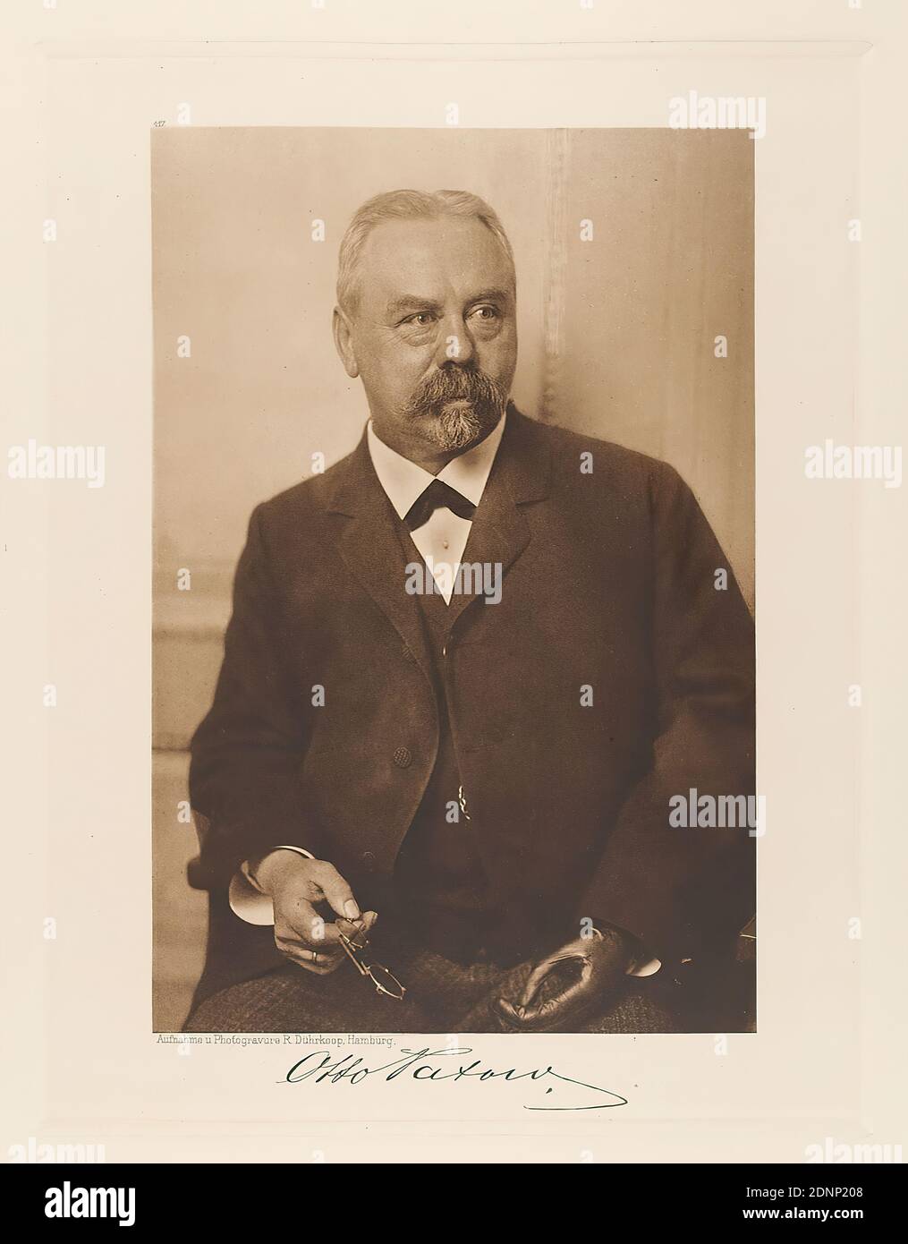 Rudolph Dührkoop, Otto Patow i.F. D.A. Cord's sons, member of the Bürgerschaft from the portfolio Hamburgische Männer und Frauen am Anfang des XX. Century, Staatliche Landesbildstelle Hamburg, Collection on the history of photography, paper, heliogravure, picture size: Height: 22,30 cm; width: 14,80 cm, signed: recto below the picture: Exposed signature of the sitter, inscribed: recto: engraved on printing plate, below the picture: photograph and photogravure R. Dührkoop, Hamburg, top left above picture 117; top right in the corner in lead: 88, stamp: recto: handwritten addition: Inv.Nr. and Stock Photo