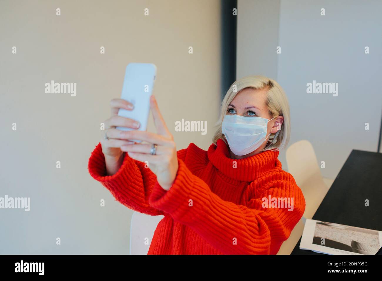 Person in office wearing mask hi-res stock photography and images - Alamy