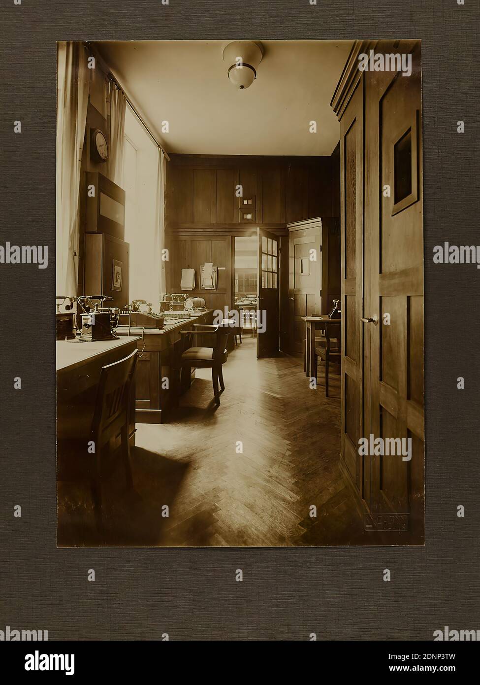 Heinrich Hamann, Atelier J. Hamann, Johann Hinrich W. Hamann, Mitteldeutsche Creditbank, foreign exchange conversion room, silver gelatin paper, black and white positive process, picture size: height: 23.00 cm; width: 16.70 cm, dry stamp, J. HAMANN, Hamburg, titled and dated: verso: handwritten in lead: Hamburg circa 1922, no. 20 Mitteldeutsche Creditbank, Devisen-Umrechnungsraum, J. Hamann, Hamburg 1, Neustädterstr, 66/68, Atelier für Photographie aller Art, Awarded Hamburg 1899, Copyright by; All film and reproduction rights reserved; reporting photography, office (administration finance), t Stock Photo