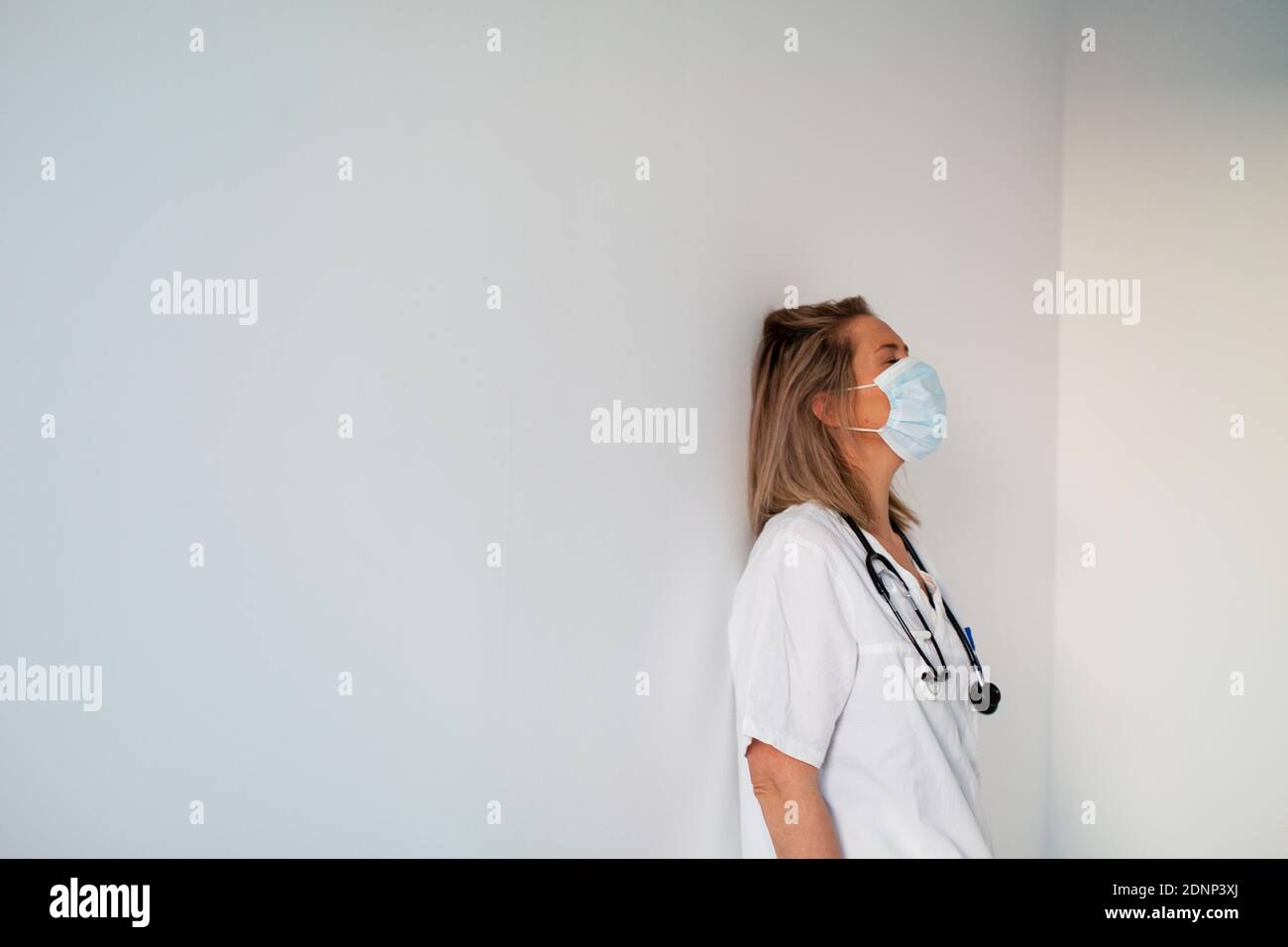 Woman nurse wearing face hi-res stock photography and images - Alamy