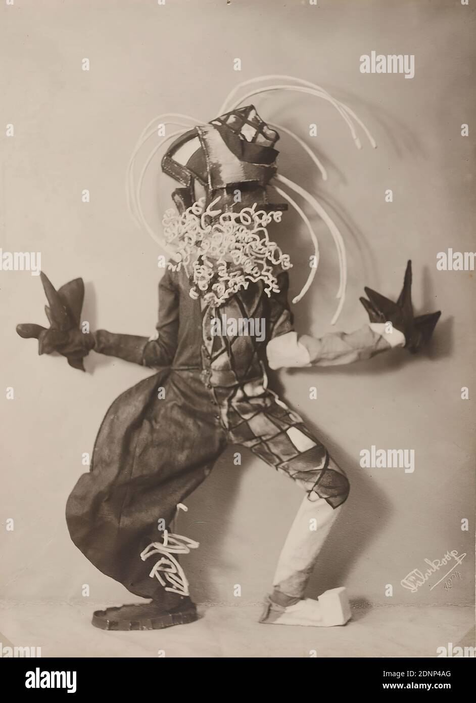 Minya Diez-Dührkoop, dance mask Toboggan Man by Lavinia Schulz, silver gelatine paper, black and white positive process, image size: height: 22,10 cm; width: 16,10 cm, signed, handwriting copied into the image: Dührkoop, inscribed: recto and on the cardboard: handwritten in lead: old and new inv.no, repro no, dry stamp: recto and right: 1924, theater photography, dancing Stock Photo