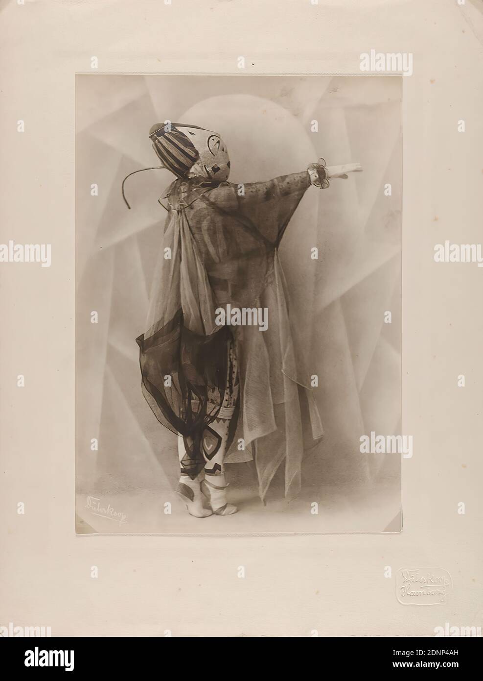 Minya Diez-Dührkoop, Dance Mask Sie by Lavinia Schulz, silver gelatin paper, black and white positive process, image size: height: 22,40 cm; width: 16,00 cm, signed: recto u. li.: handwriting copied into the image Dührkoop, inscribed: verso and handwritten in lead on the cardboard, old and new inv. no, repro no.; verso and handwritten in lead: old inventory no, dimensions, repro no, dry stamp: recto and right on the cardboard: Dührkoop, Hamburg, theater photography, dancing Stock Photo