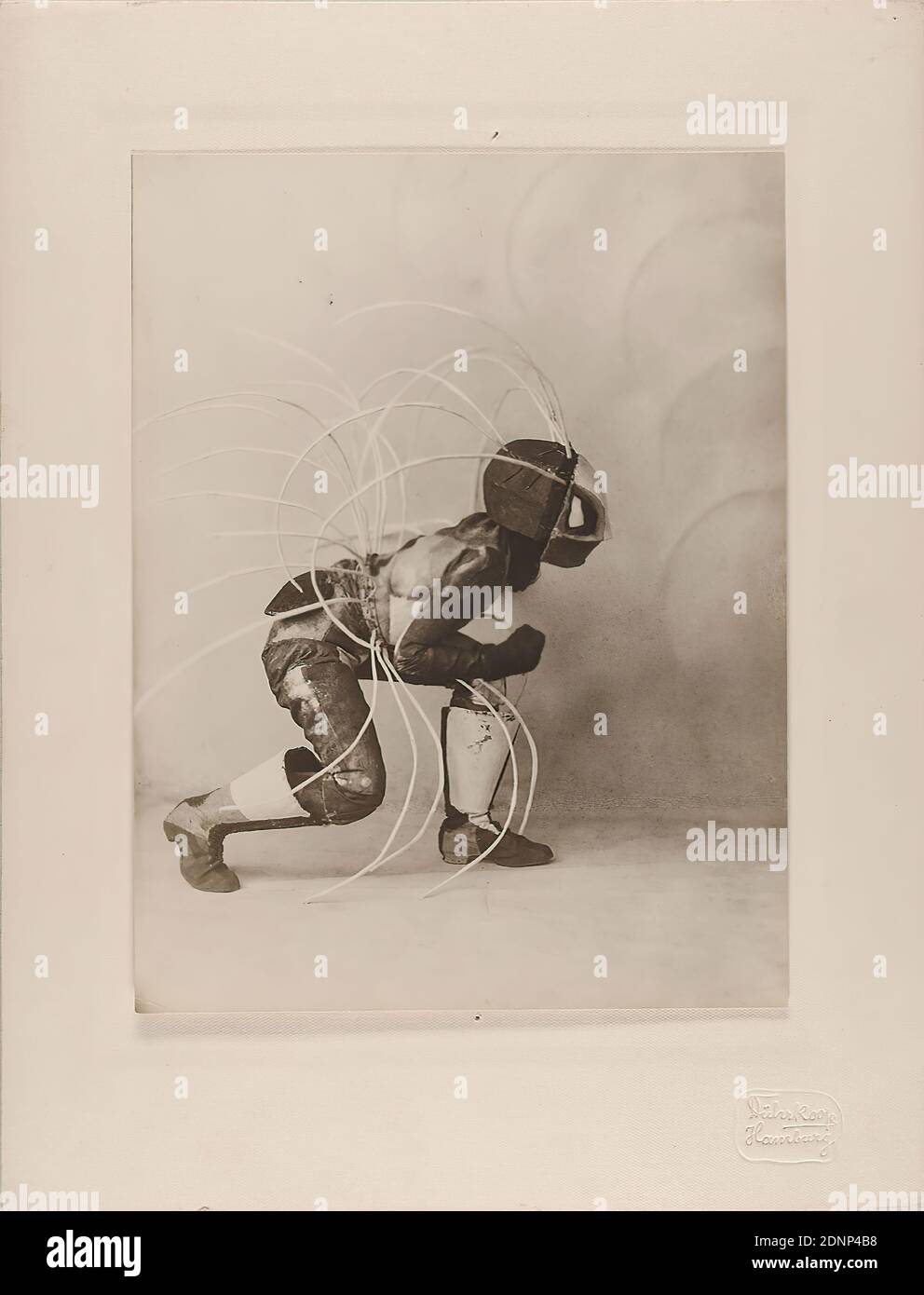 Minya Diez-Dührkoop, dance mask Toboggan Frau by Lavinia Schulz, silver gelatin paper, black and white positive process, image size: height: 22.10 cm; width: 16.80 cm, dry stamp: recto u. r. on the cardboard: Dührkoop, Hamburg, inscribed: recto u. r. on the cardboard handwritten in lead: Mus. f. Kunst u. Gewerbe Hamburg, old and new inv.no, repro no, Toboggan; on verso and handwritten in lead: old inv.no, repro no, dimensions, signed: recto and left: in the picture (very weakly) exposed handwriting Dührkoop, theater photography, dancing Stock Photo