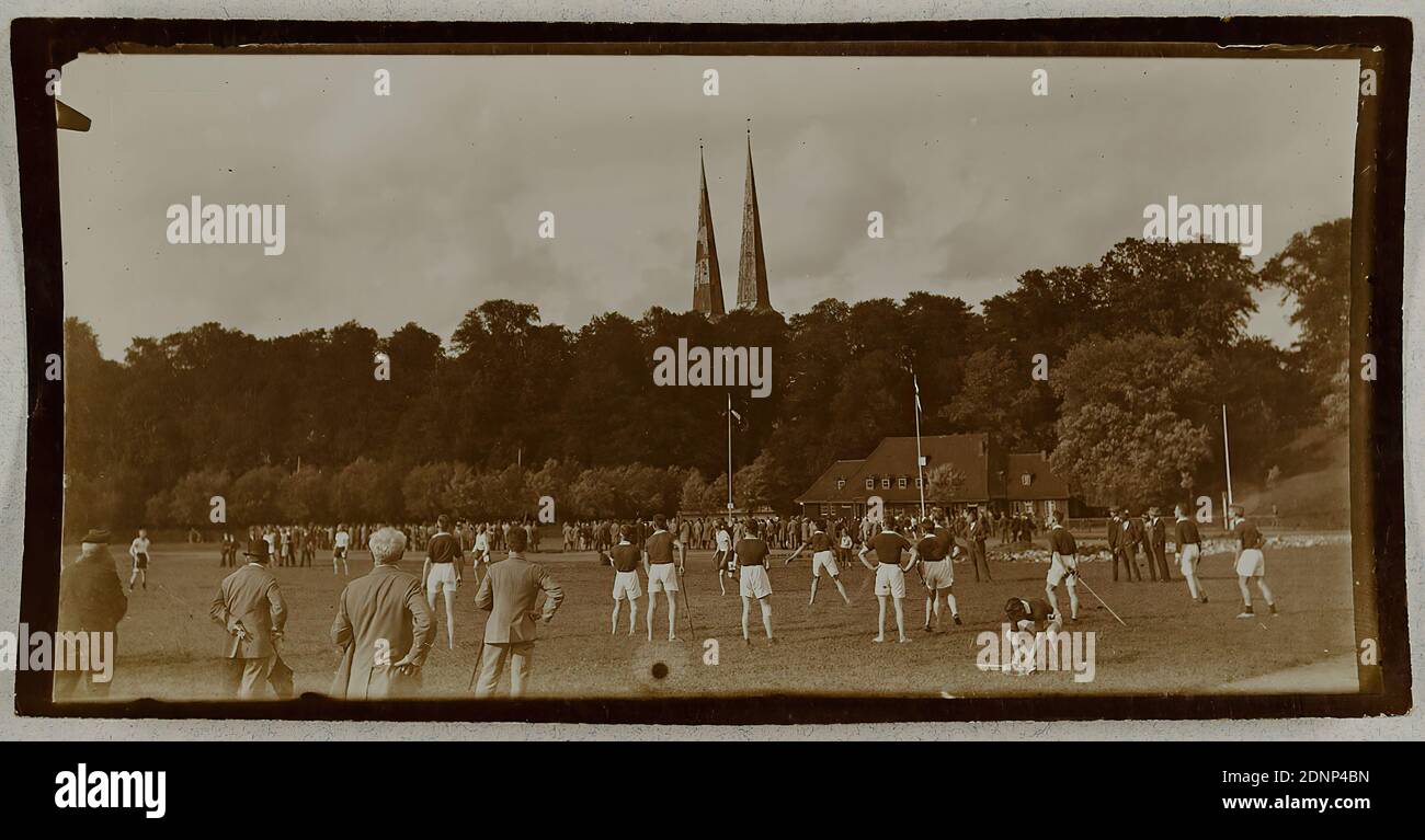 Heinrich Hamann, Atelier J. Hamann, batting ball betting game in Lübeck, silver gelatin paper, black and white positive process, Total: Height: 9,50 cm; Width: 18,90 cm, Dry stamp: recto o. l.: J. HAMANN, Hamburg, J. Hamann, Hamburg 1, Neustädterstr, 66/68, Studio for Photography of all kinds, Awarded Hamburg 1899; the street in lead crossed out and supplemented by: Tel 342337, titled: verso: handwritten in lead: Schlagball-Wettspiel in Lübeck, reporting photography, sports photography, sports, games, man, ball games Stock Photo