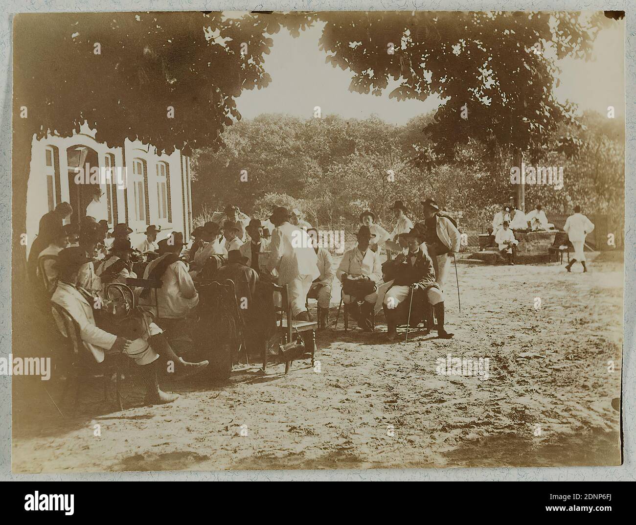 Heinrich Hamann, Atelier J. Hamann, Johann Hinrich W. Hamann, In the evening before the Waldschenke - gymnastic ride, silver gelatine paper, black and white positive process, Image size: Height: 8.40 cm; Width: 11.20 cm, Sports photography, Reporting photography, Sports, Games, Man, Group portrait, Hat, Table, Inn, Coffee house, Pub, Drinking, Recreation, Relaxation Stock Photo