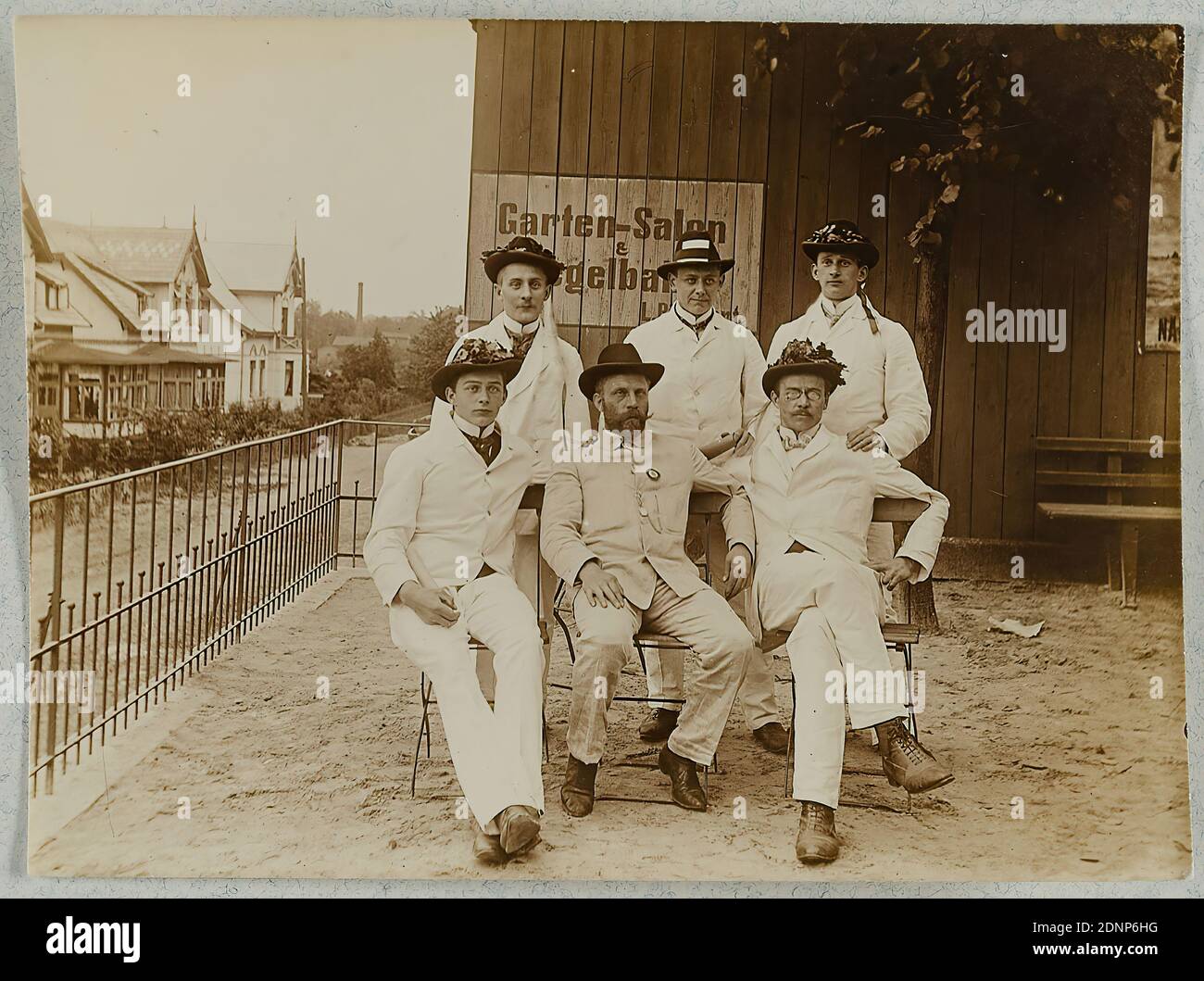 Heinrich Hamann, Atelier J. Hamann, Johann Hinrich W. Hamann, gymnast group portrait in the garden salon - gymnastics trip, silver gelatine paper, black and white positive process, picture size: height: 8,30 cm; width: 11,20 cm, numbered: verso: handwritten in lead: 86, sports photography, reporting photography, sports, games, man, group portrait, loggia, veranda Stock Photo