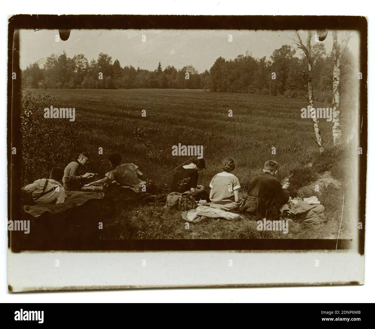 Heinrich Hamann, Atelier J. Hamann, Johann Hinrich W. Hamann, rest at the edge of the field, silver gelatin paper, black and white positive process, Total: Height: 6.90 cm; Width: 9.10 cm, reporting photography, recreation, relaxation Stock Photo