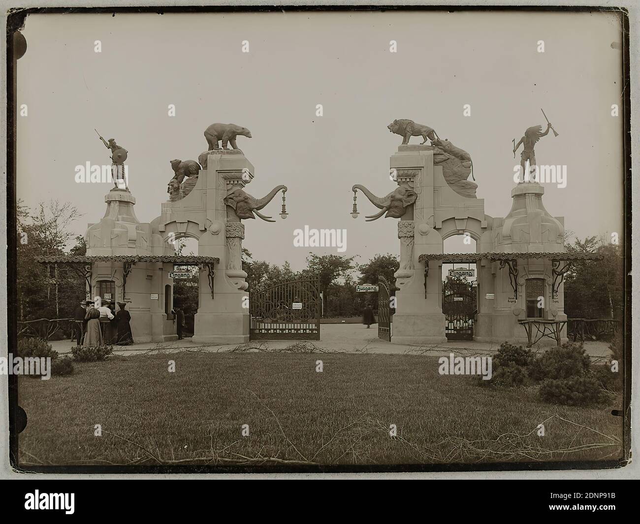 Heinrich Hamann, Atelier J. Hamann, Johann Hinrich W. Hamann, Hamburg. Entrance to Hagenbeck's Tierpark, silver gelatin paper, black and white positive process, total: height: 18 cm; width: 24.2 cm, title: verso o.: handwritten in lead: Hamburg Entrance to Hagenbeck's Tierpark, J. Hamann, Hamburg 1, Neustädterstr, 66/68, studio for photography of all kinds, awarded Hamburg 1899, reporting photography, architectural photography, zoological garden, zoo, sculpture, sculpture, sculpture art, hist. building, location, street, relaxation/entertainment Stock Photo