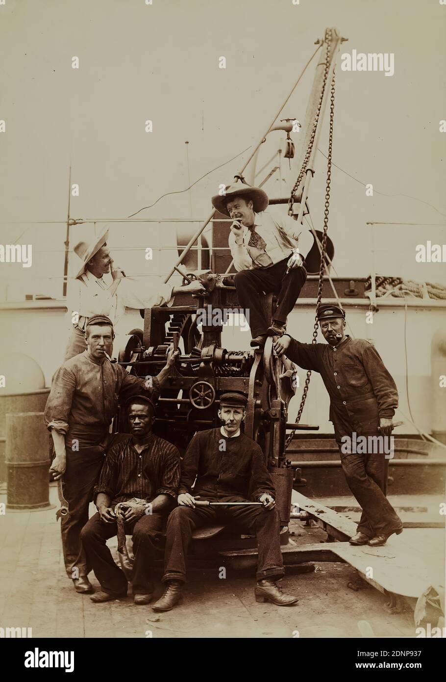 Atelier J. Hamann, Johann Hinrich W. Hamann, crew at the revolving crane on an English steamer, Hamburg 1889, albumin paper, black and white positive process, picture size: height: 12.50 cm; width: 16.20 cm, inscribed: recto and on the cardboard: in lead: Engl, handwritten in lead: Valentinskamp 41 Tel. 342337. Hamburg 1889, crew at the rotary crane on an English steamer (men with big hats), Atelier, J. Hamann, Hamburg, Neust. Neustr. 65 - 66, speciality: photography under artificial light, in and outside the house, reporting photography, portrait photography, group portrait, ship crew Stock Photo