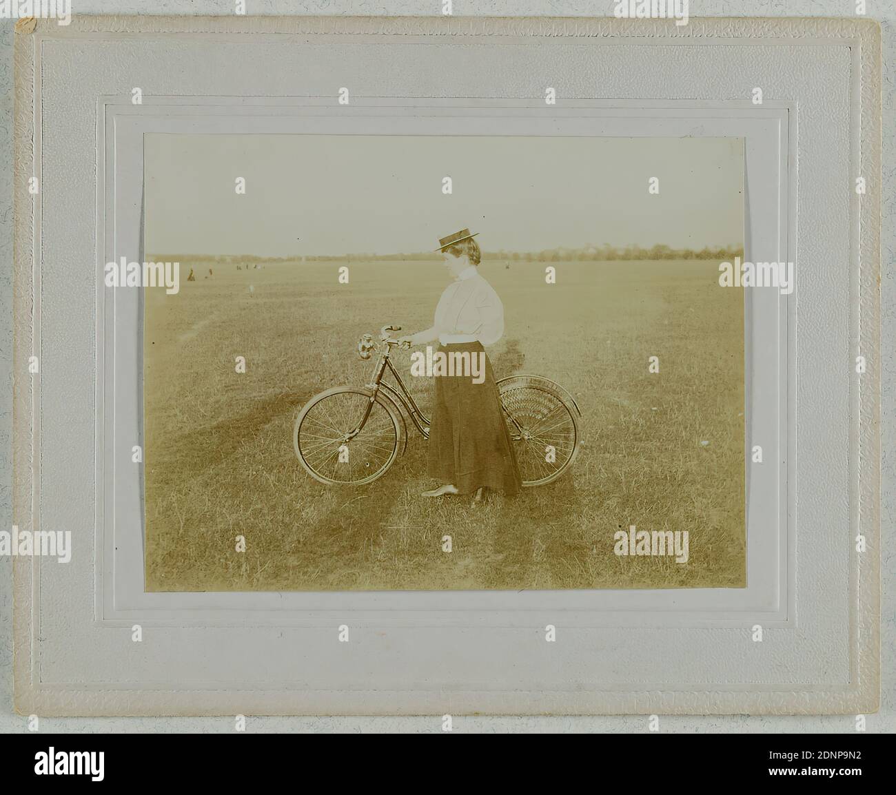 Heinrich Hamann, Atelier J. Hamann, Johann Hinrich W. Hamann, cyclist, the winner - Radfahr-Klub Hammonia, silver gelatin paper, black and white positive process, picture size: height: 8,30 cm; width: 10,90 cm, title: verso on the cardboard: handwritten in lead: Hamburg 1903, cyclist, the winner - Radfahr-Klub Hammonia, J. Hamann, Hamburg 36, Valentinskamp, 41, studio for photography of all kinds, Awarded Hamburg 1899; all film and reproduction rights reserved, reporting photography, sports photography, woman, bicycle, two-wheeler, hat, sports competition, sports tournament, shadow Stock Photo