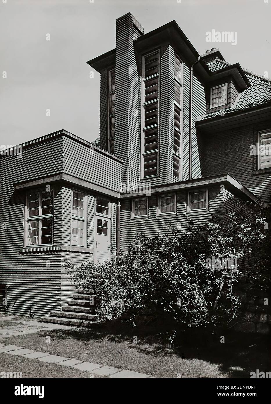 Carl Dransfeld, Residential house for Erich Madsack, Hannover-List, Silver gelatin paper, black and white positive process, Image size: Height: 23,00 cm; Width: 16,70 cm, Architectural photography, Residential house, multi-storey building, Facade, house, building, Architecture, The photograph shows the side view of the single-family house for Erich Madsack in Hannover-List, Walderseestraße 3. The building for the publisher of the Hannoversche Anzeiger was built in 1928 according to plans by the architect Fritz Höger Stock Photo