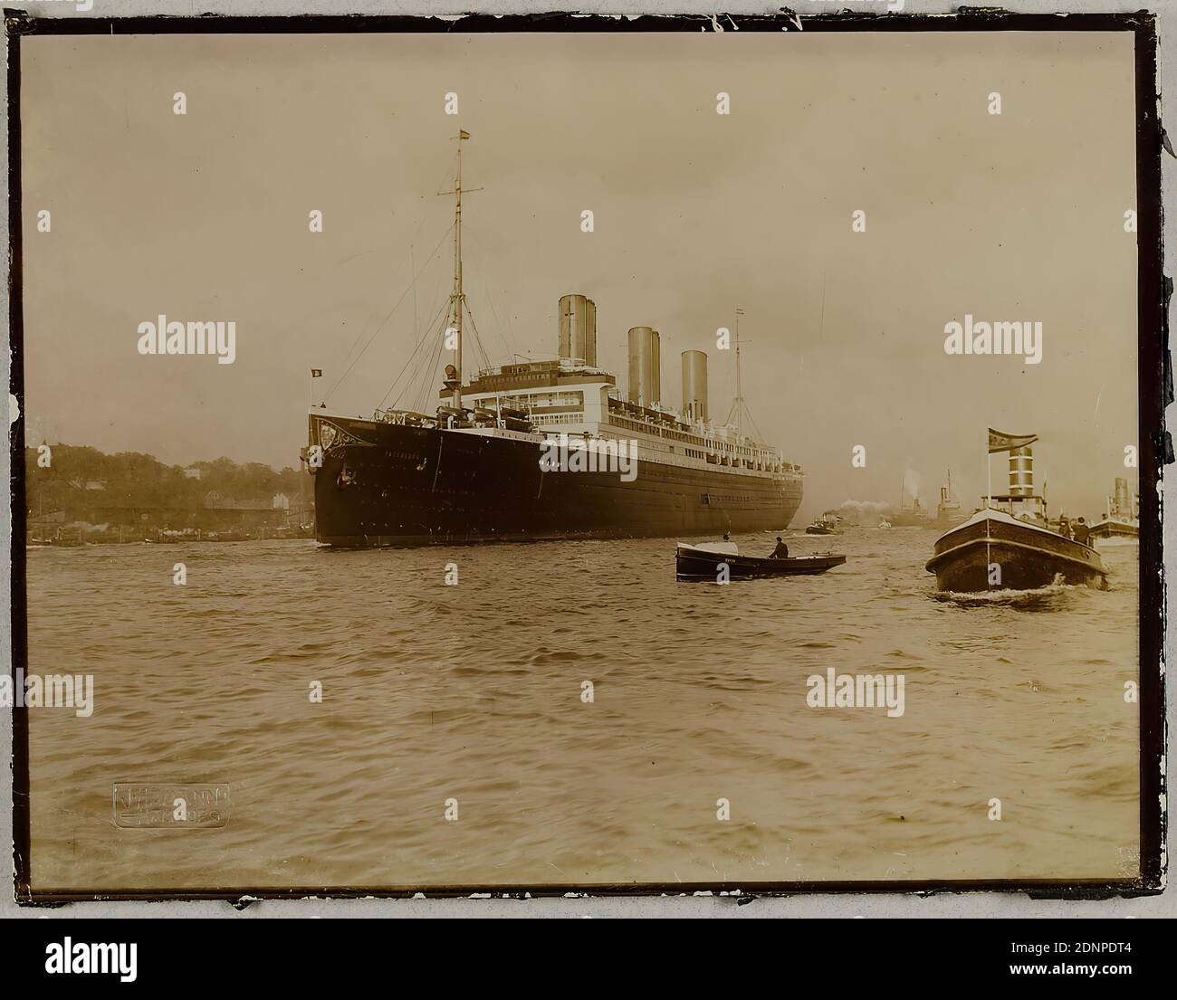 Heinrich Hamann, Atelier J. Hamann, Johann Hinrich W. Hamann, HAPAG steamship Vaterland on the Elbe and school on Krausestraße in Hamburg-Dulsberg, collodion paper, black and white positive process, picture size (Photo 1 Vaterland): height: 15.90 cm; width: 20.90 cm, dry stamp: bei Vaterland recto u. left: J. HAMANN, Hamburg; school on Krausestr. recto and right: J. HAMANN, Hamburg, stamp: twice on the photo of the school on Krausestr.: J. Hamann, Hamburg 1, Neustädterstr, 66/68, studio for photography of all kinds, awarded Hamburg 1899, reporting photography, ships, river Stock Photo