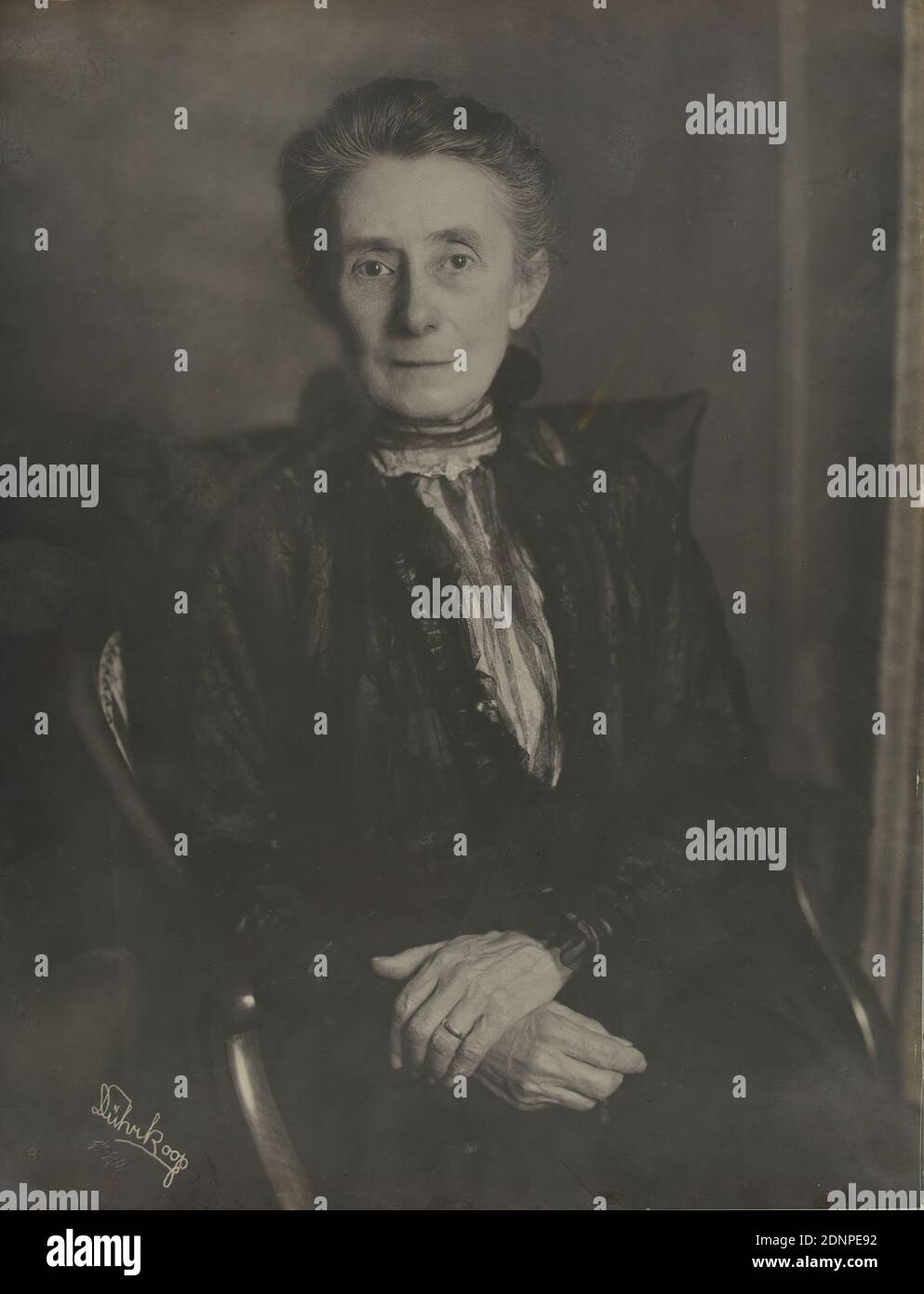 Minya Diez-Dührkoop, Die Schwester von Carl Scholz, Großante von Renate Scholz, From the estate of Dr. Renate Scholz, silver gelatin paper, black and white positive process, picture size: height: 21,90 cm; width: 18,80 cm, signed: recto u. li. in the picture: copied in: Dührkoop, portrait photography, woman, half-length portrait, sitting figure, Renate Scholz (1919-1999) poses as the only child of Carla Scholz (née Hartmann) and Dr. William Scholz, director of Deutsche Werft AG, regularly in front of the camera from the age of one. Stock Photo