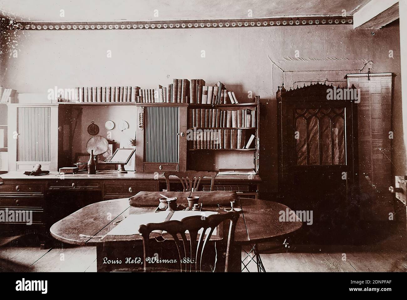 Louis Held, study, Goethe House, Weimar, collodion paper glossy, black and white positive process, image size: height: 11.00 cm; width: 16.30 cm, dry stamp: recto and: GOETHE NATIONAL MUSEUM WEIMAR, signed, dated and inscribed: recto u.: einbelichtet: Louis Held, Weimar 1886, inventory no. in lead, reporting photograph, hist. building, location, street, study/library, museum, table, shelf, shelf, shelf, buffet Stock Photo