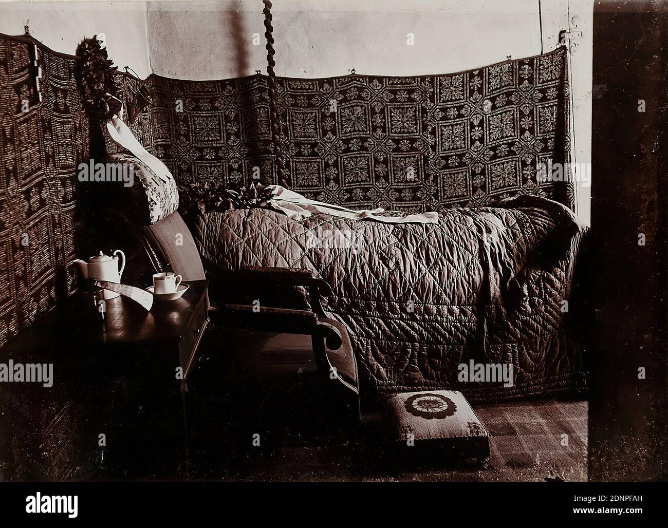 Louis Held, bedroom, Goethe-house, Weimar, collodion paper glossy, black and white positive process, image size: height: 11.10 cm; width: 15.40 cm, dry stamp: recto and: GOETHE NATIONAL MUSEUM WEIMAR; Louis Held, Weimar, 1904, inventory no. in lead, reporting photography, hist. building, location, street, bedroom, museum, bed, armchair, armchair Stock Photo