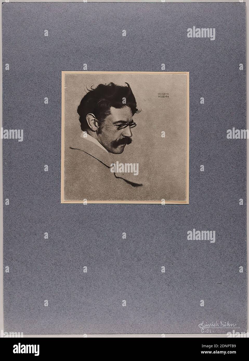 Heinrich Kühn, half profile of a man, paper, heliogravure, image size: height: 13.30 cm; width: 12.80 cm, inscribed: in the printing forme: top right: Heinrich Kuehn, inscribed: recto: bottom right on the image carrier (blue cardboard) in white ink: H. Kühn. Innsbruck, C. 01, on the backing cardboard Stamp cabinet no. and box no. as well as stamped or handwritten indication of the eh. Location (cabinet/box), artistic photography, portrait photography, man, bust, three-quarter view, print from Photographisches Centralblatt (abbreviation: C), 1901 Stock Photo