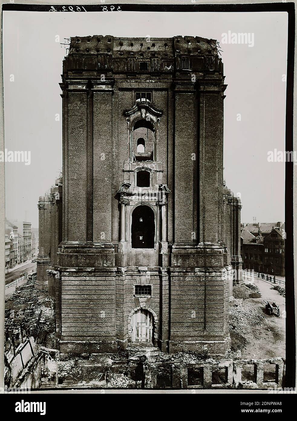 Atelier J. Hamann, Johann Hinrich W. Hamann, Große St. Michaeliskirche, fire ruin 1906, tower facade, total, silver gelatine paper, black and white positive process, total: height: 23.80 cm; width: 18.00 cm, label: verso: in typewriter typography: D A 401, Große St. Michaeliskirche, fire ruin 1906, tower facade, total, address stamp of the Staatliche Landesbildstelle Hamburg with copyright notice, label: verso: handwritten in lead: Hamann, D A 401, reporting photography, architectural photography, ruin church, monastery, hist. Building, locality, street, exterior of a church Stock Photo