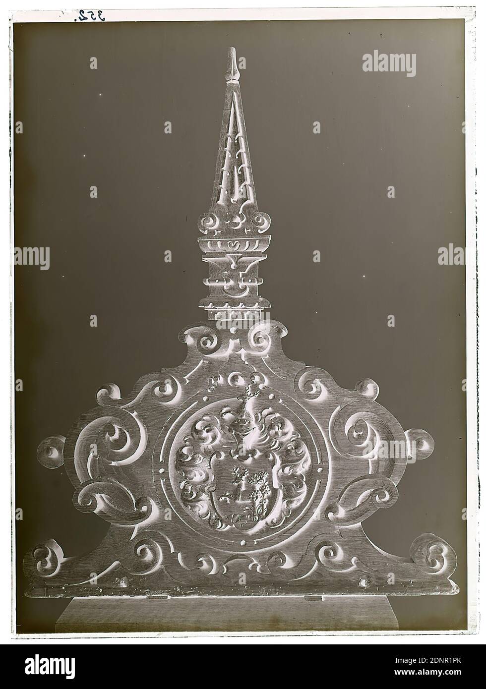 Wilhelm Weimar, glass negative, black and white negative process, total: height: 23,8 cm; width: 17,8 cm, numbered: top left: in black ink: 352, handicraft, arts and crafts, industrial design, work of applied arts (wood, z. e.g. panelling), ornaments, heraldic shield, heraldic symbol, helmet, heraldic animals, deer, sculpture, plastic, sculpture art. As a trained engraver and graduate of the School of Arts and Crafts Stock Photo