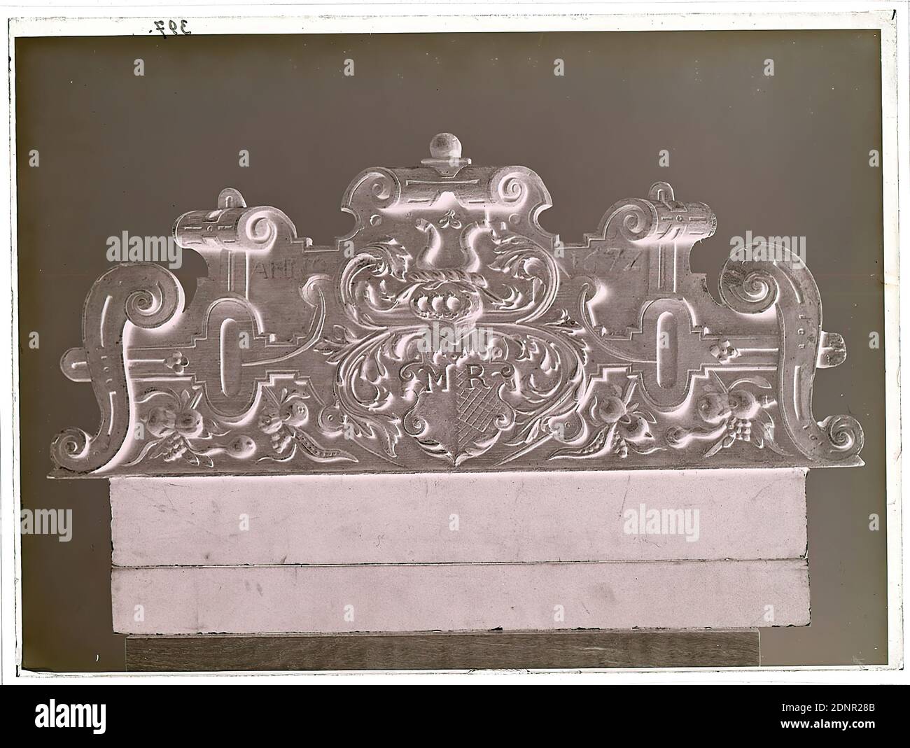 Wilhelm Weimar, carving, glass negative, black and white negative process, total: height: 23.8 cm; width: 17.8 cm, numbered: top left : in black ink: 397, photography, handicraft, arts and crafts, industrial design, wood (building materials), cartouche (ornament), shield, heraldic symbol, ornaments, plant ornaments, fruits, helmet, work of applied arts (wood, z. As a trained engraver and graduate of the School of Applied Arts Stock Photo
