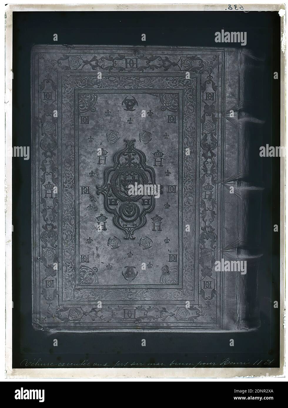 Wilhelm Weimar, book cover, glass negative, black and white negative process, total: height: 23.8 cm; width: 17.8 cm, numbered: top right. : in black ink: 638, factual photography, arts and crafts, industrial design, book, Weimar recognizes the historical value of early photographic processes and begins collecting daguerreotypes for the museum Stock Photo