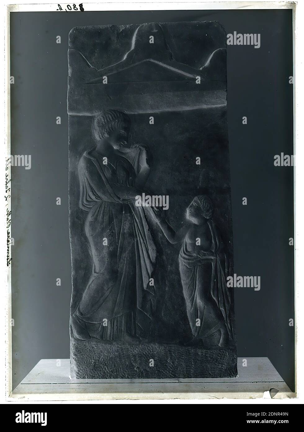 Wilhelm Weimar, grave relief Girl extends her hand to a boy, glass negative, black and white negative process, total: height: 23.8 cm; width: 17.8 cm, numbered: top left: in black ink: 880,b, inscribed: left: in black ink: Lumiere plate, 2 years old, fact photography, work of applied art (marble), young woman, girl, arm positions, gestures, sculpture, sculpture, sculpture, sculpture, sculpture (collecting and exhibiting works of art), gravestone, gravestone slab Stock Photo