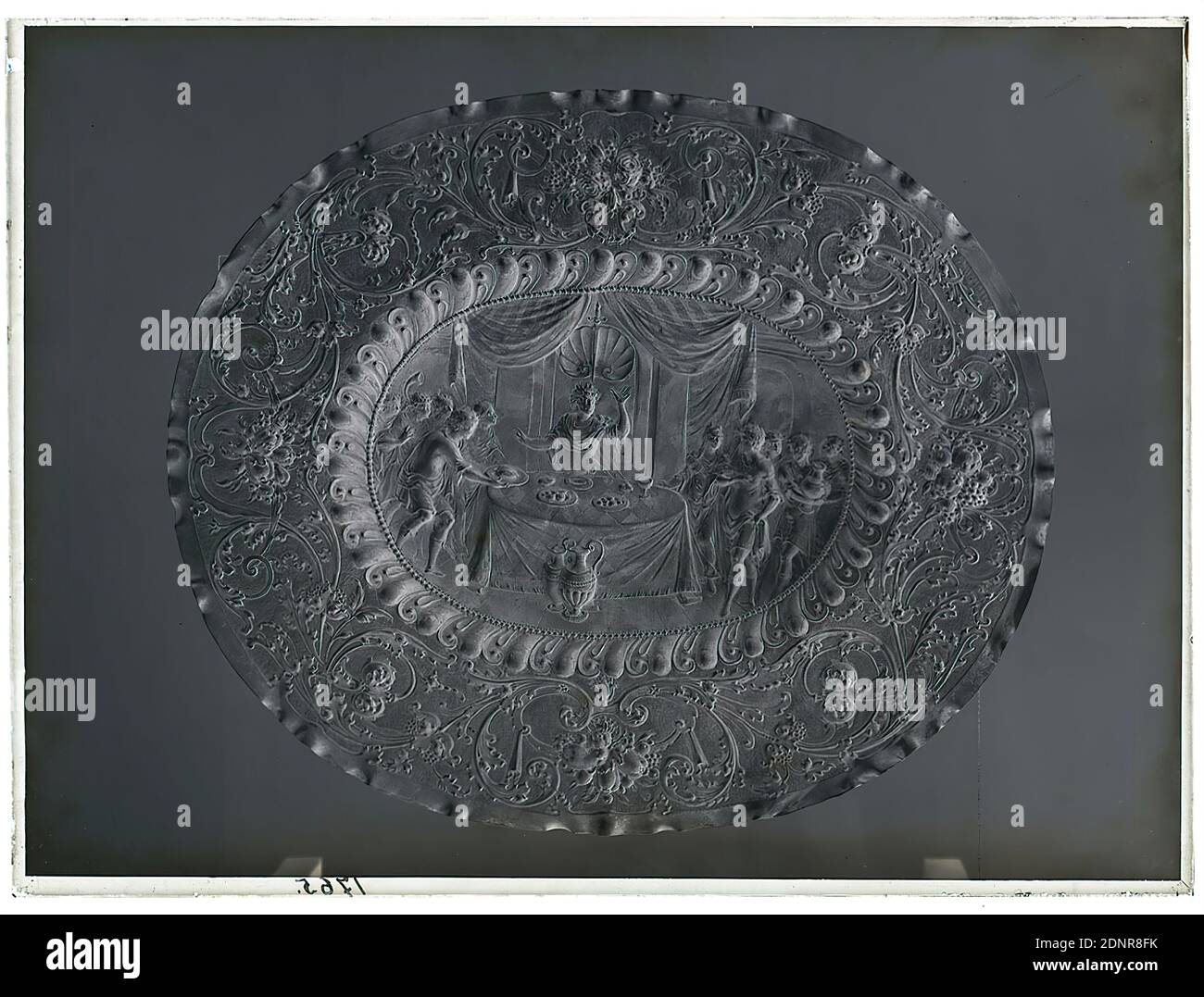 Wilhelm Weimar, plate (show plate) with depiction of the Sword of Damocles, glass negative, black and white negative process, total: height: 23.8 cm; width: 17.8 cm, numbered: u. li. : in black ink: 1765, photography, Work of applied art (precious metals), Dinner service, Dinnerware, Ornaments, Sword, Food and drink, Plate, Arts and crafts, Arts and crafts, Industrial design, Classical mythology/Antique history, Greek heroes art reproductions of his own holdings, foreign objects, architectural and exhibition photographs Stock Photo