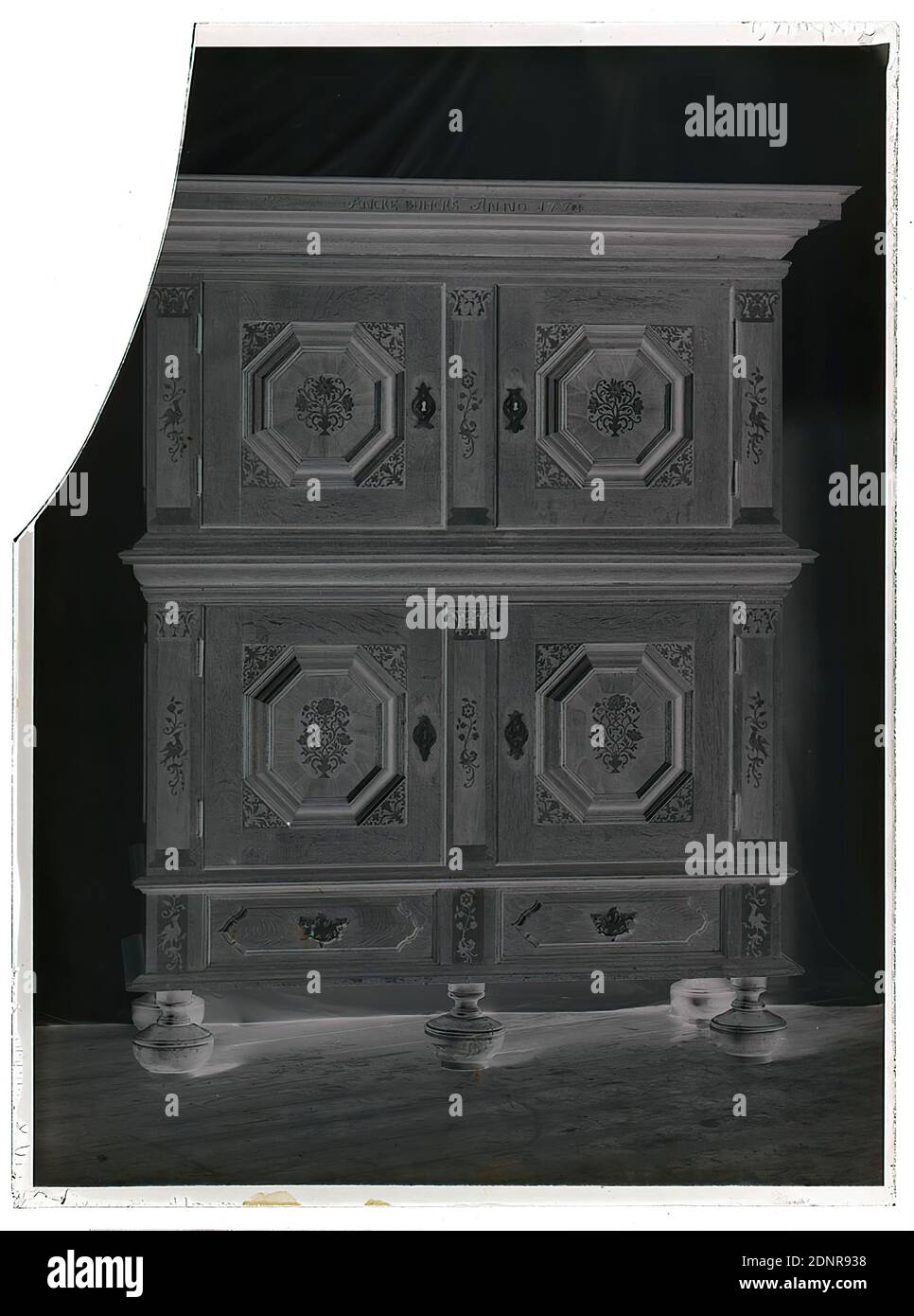 Wilhelm Weimar, Vierländer Schrank, glass negative, black and white negative process, total: height: 23,8 cm; width: 17,8 cm, work of applied art (wood, e.g. panelling), cabinet, floral ornaments, ornaments, animals as ornament, birds, work of applied art (metals Stock Photo