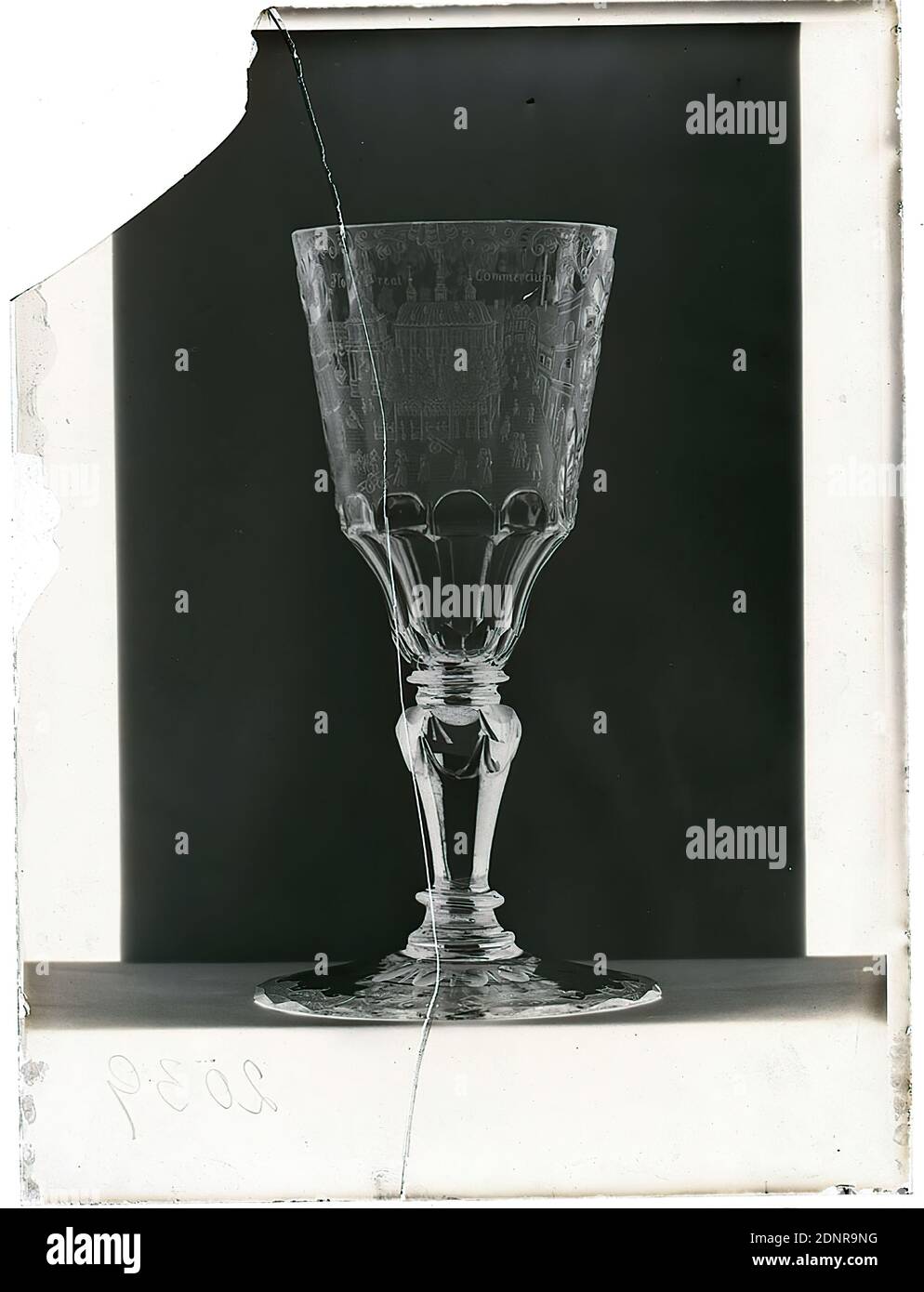 Wilhelm Weimar, goblet, glass negative, black and white negative process, total: height: 23,8 cm; width: 17,8 cm, numbered: u. l.: in lead 2039, goblet, work of applied art (glass), hist. Place, town, village, townspeople, city dwellers, trade and finance, ornaments, handicrafts, arts and crafts, industrial design, wine glass, Roman. As a trained engraver and graduate of the School of Arts and Crafts Stock Photo