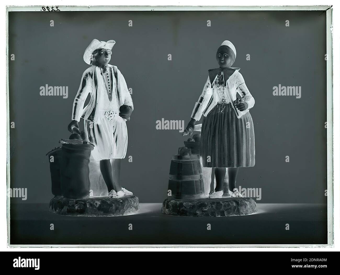 Wilhelm Weimar, Two small sculptures of a farmer and a farmer's wife from Amager, glass negative, black and white negative process, total: height: 23.8 cm; width: 17.8 cm, numbered: top left: in black ink: 2290. work of applied art (ceramics Stock Photo