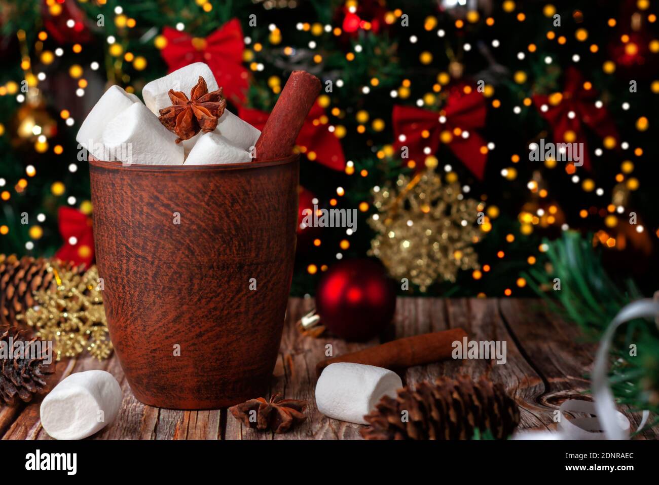 Christmas background. Hot chocolate mug and marshmallow Stock Photo - Alamy