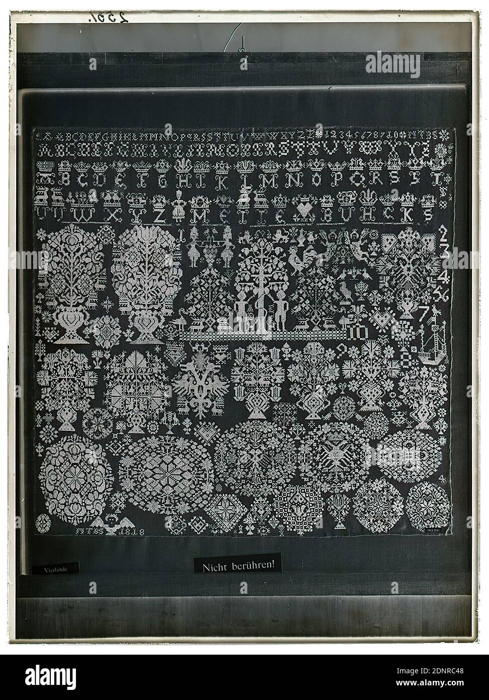 Wilhelm Weimar, name shawl from the Vierlanden, glass negative, black and white negative process, total: height: 23.8 cm; width: 17.8 cm, numbered: top left: in black ink: 2531. photography, applied art (textiles), ornaments, letters, alphabet, writing, number, flower ornaments, birds, Adam and Eve in paradise, eagle (birds), deer, grape, poultry (rooster, hen, chicken etc.) ducks, animals as ornaments, handicrafts, needlework, handicrafts, arts and crafts, industrial design Stock Photo